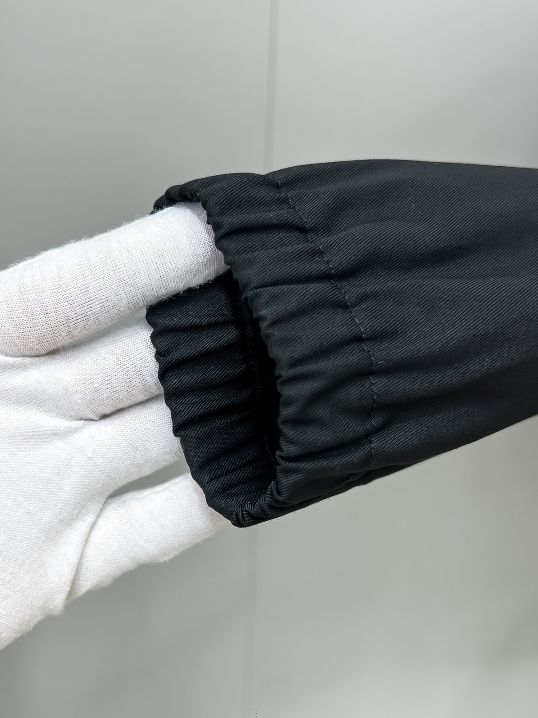 经典与创新的碰撞，Kiton翻领夹克外套Kiton夹克的独特设计和高品质，使穿着者在人群中更加显眼。尤其