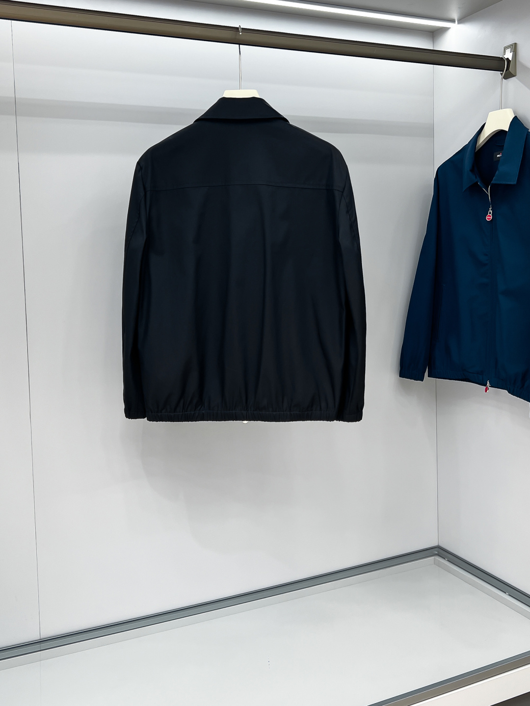 经典与创新的碰撞，Kiton翻领夹克外套Kiton夹克的独特设计和高品质，使穿着者在人群中更加显眼。尤其