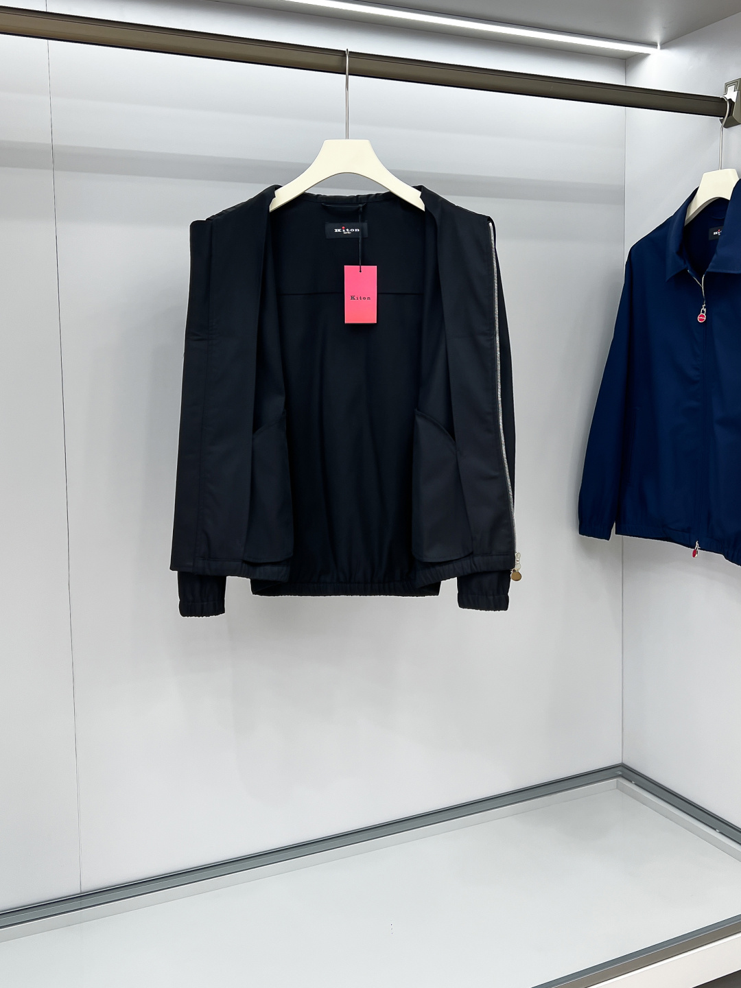 经典与创新的碰撞，Kiton翻领夹克外套Kiton夹克的独特设计和高品质，使穿着者在人群中更加显眼。尤其