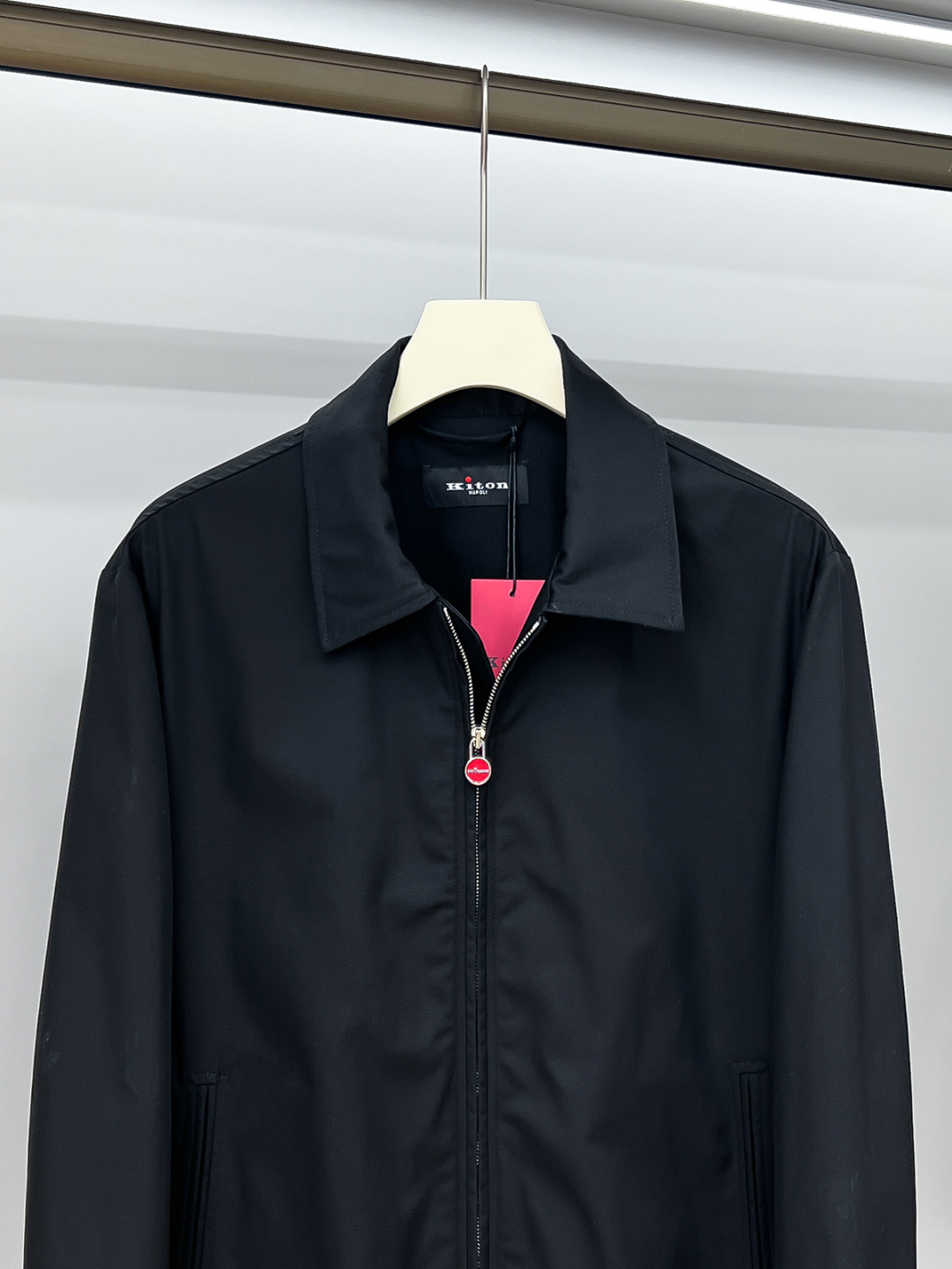 经典与创新的碰撞，Kiton翻领夹克外套Kiton夹克的独特设计和高品质，使穿着者在人群中更加显眼。尤其