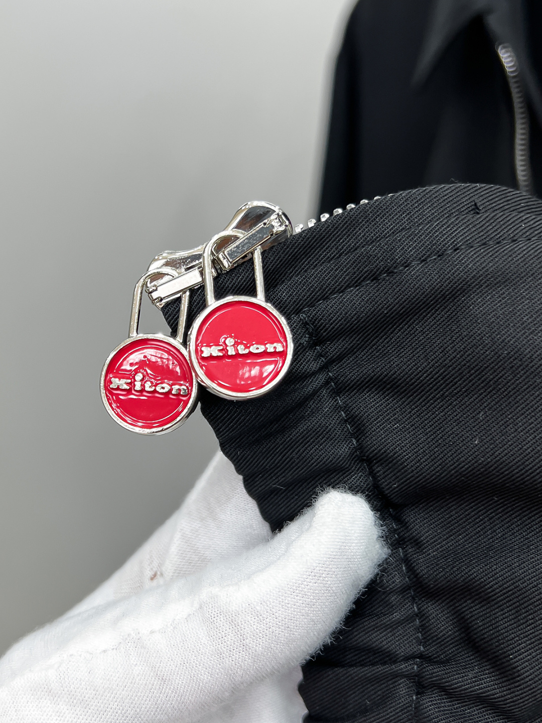 经典与创新的碰撞，Kiton翻领夹克外套Kiton夹克的独特设计和高品质，使穿着者在人群中更加显眼。尤其