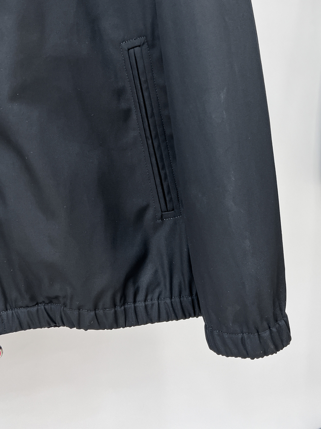 经典与创新的碰撞，Kiton翻领夹克外套Kiton夹克的独特设计和高品质，使穿着者在人群中更加显眼。尤其