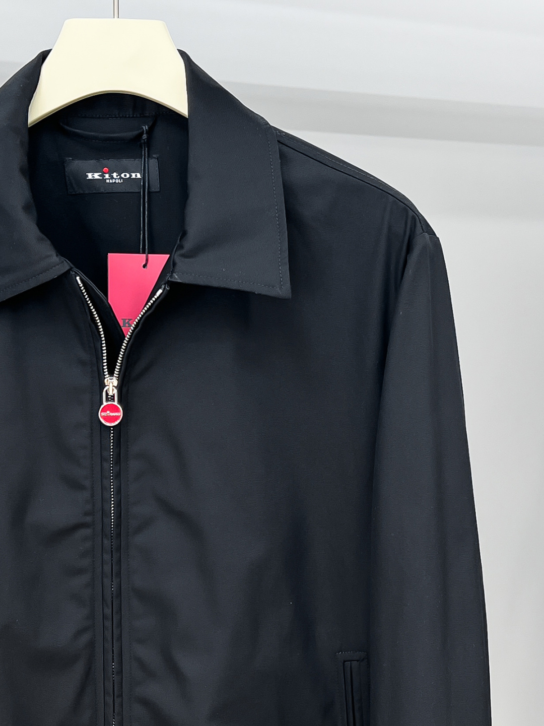 经典与创新的碰撞，Kiton翻领夹克外套Kiton夹克的独特设计和高品质，使穿着者在人群中更加显眼。尤其