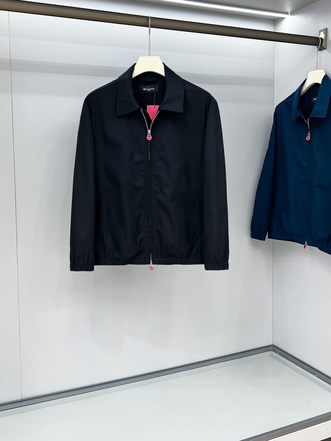 NO:517363,The collision of classic and innovation, the unique design and high quality of Kiton lapel jacket Kiton jacket make the wearer more conspicuous in the crowd. Special attention is paid to tailoring technology, and the three-dimensional and line beauty of this jacket is displayed through precise cutting and detailed wiring, which is fit and natural and atmospheric. In the details, it is unique, customized auxiliary hardware accessories are provided, and the red metal zipper head is really eye-catching, and the cuffs are elastically tightened to keep warm. The collar adopts a lapel design, which is both in line with fashion trends and can effectively prevent wind. The classic design of Kiton jacket is simple and elegant, retaining the classic elements of the windbreaker and incorporating fashion elements, making the jacket more fashionable and versatile. Two colors are available to meet the matching needs of different clothing.  It has both classic eternal charm and modern fashion atmosphere. Whether it is a solemn business occasion or a relaxed leisure time, the Kiton jacket can show the wearer's elegant temperament and unique taste. S-2XL, Jackets & coats, Jackets & coats, alexander wang19860909经典与创新的碰撞,Kiton翻领夹克外套Kiton夹克的独特设计和高品质,使穿着者在人群中更加显眼. 尤其注重剪裁工艺,通过精准的裁剪和细致的走线,展现出这款夹克的立体感和线条美,穿着合身且自然大气. 在细节处理上独具匠心,客供订制辅料五金配件,红色金属拉链头着实醒目亮眼,袖口采用弹力收紧设计,可以更好地保暖；领口采用翻领设计,既符合时尚潮流,又能有效防风； 经典设计Kiton的夹克设计简约而不失优雅,既保留了风衣的经典元素,又融入了时尚元素,使夹克更加时尚百搭. 提供2种颜色的选择,以满足不同服饰的搭配需求. 既有经典的永恒魅力,又不失现代的时尚气息.无论是庄重的商务场合,还是轻松的休闲时光,Kiton夹克都能展现出穿着者的优雅气质和独特品味. 码数S-2XL,,jackets & coats,jackets & coats,alexander wang,Men's clothing