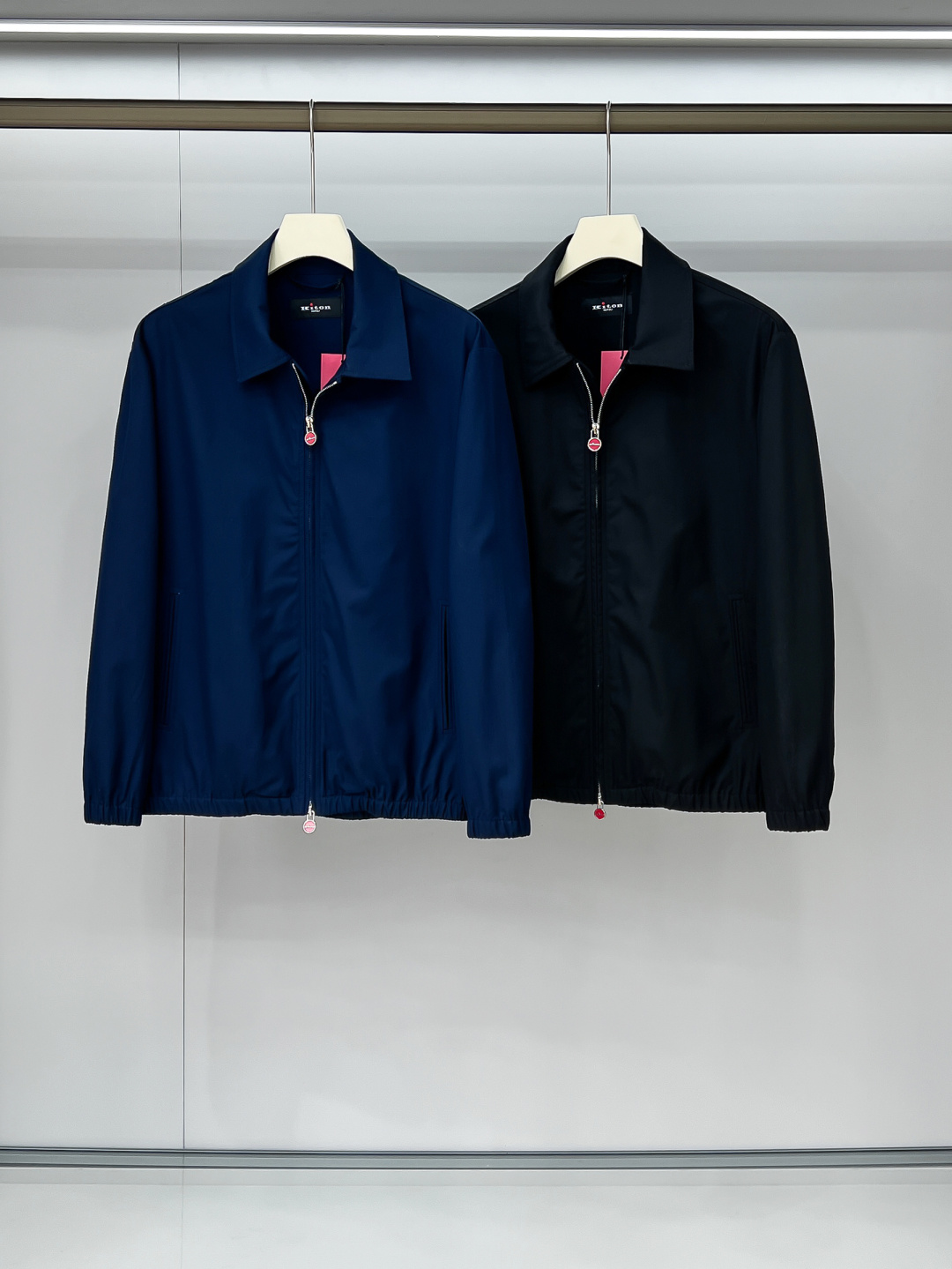 NO:517373,Photo details The collision of classic and innovation, the unique design and high quality of Kiton lapel jacket Kiton jacket make the wearer more conspicuous in the crowd. Special attention is paid to tailoring technology, and the three-dimensionality and line beauty of this jacket are displayed through precise cutting and detailed wiring, which is fit and natural and atmospheric. In the details, it is unique, customized auxiliary hardware accessories are provided for custom-made hardware, and the red metal zipper head is really eye-catching, and the cuffs are elastic tightened to keep warm. The collar adopts a lapel design, which is both in line with fashion trends and can effectively prevent wind. The classic design of Kiton jacket is simple and elegant, retaining the classic elements of the windbreaker and incorporating fashion elements, making the jacket more fashionable and versatile. Two colors are available to meet the matching needs of different clothing.  It has both classic eternal charm and modern fashion atmosphere. Whether it is a solemn business occasion or a relaxed leisure time, the Kiton jacket can show the wearer's elegant temperament and unique taste. S-2XL, Jackets & coats, Jackets & coats, alexander wang19860909合照细节 经典与创新的碰撞,Kiton翻领夹克外套Kiton夹克的独特设计和高品质,使穿着者在人群中更加显眼. 尤其注重剪裁工艺,通过精准的裁剪和细致的走线,展现出这款夹克的立体感和线条美,穿着合身且自然大气. 在细节处理上独具匠心,客供订制辅料五金配件,红色金属拉链头着实醒目亮眼,袖口采用弹力收紧设计,可以更好地保暖；领口采用翻领设计,既符合时尚潮流,又能有效防风； 经典设计Kiton的夹克设计简约而不失优雅,既保留了风衣的经典元素,又融入了时尚元素,使夹克更加时尚百搭. 提供2种颜色的选择,以满足不同服饰的搭配需求. 既有经典的永恒魅力,又不失现代的时尚气息.无论是庄重的商务场合,还是轻松的休闲时光,Kiton夹克都能展现出穿着者的优雅气质和独特品味. 码数S-2XL,,jackets & coats,jackets & coats,alexander wang,Men's clothing