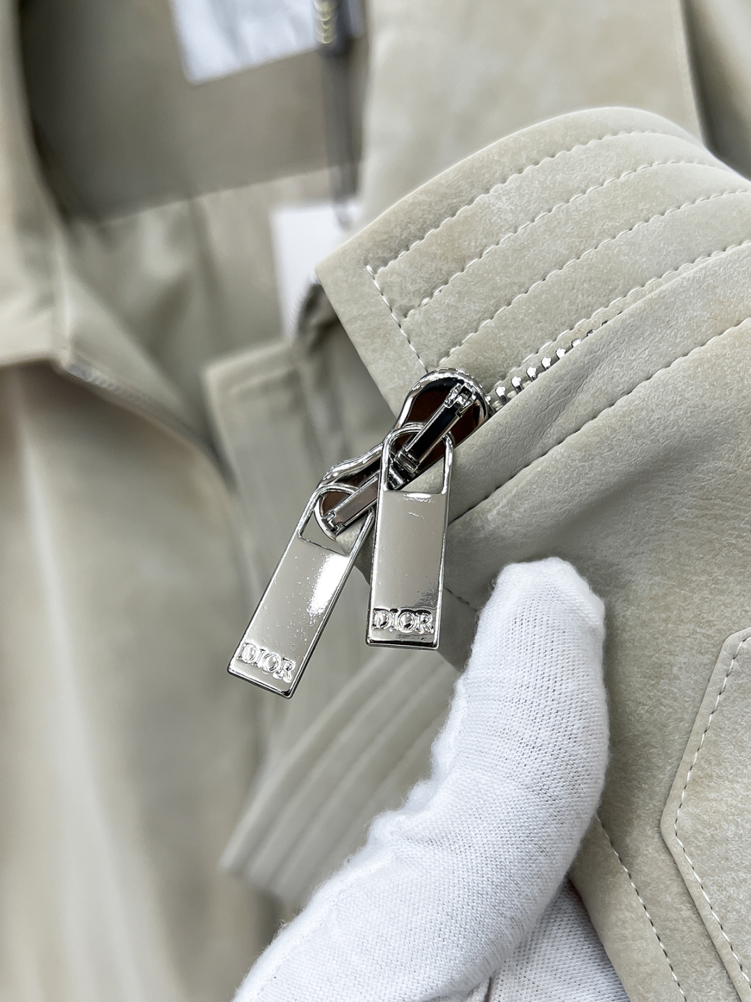 Dr.25FW新款CD字母压纹图案麂皮绒夹克，男士高端都市风尚翻领外套。私密性质的渠道货再次来临，白金级