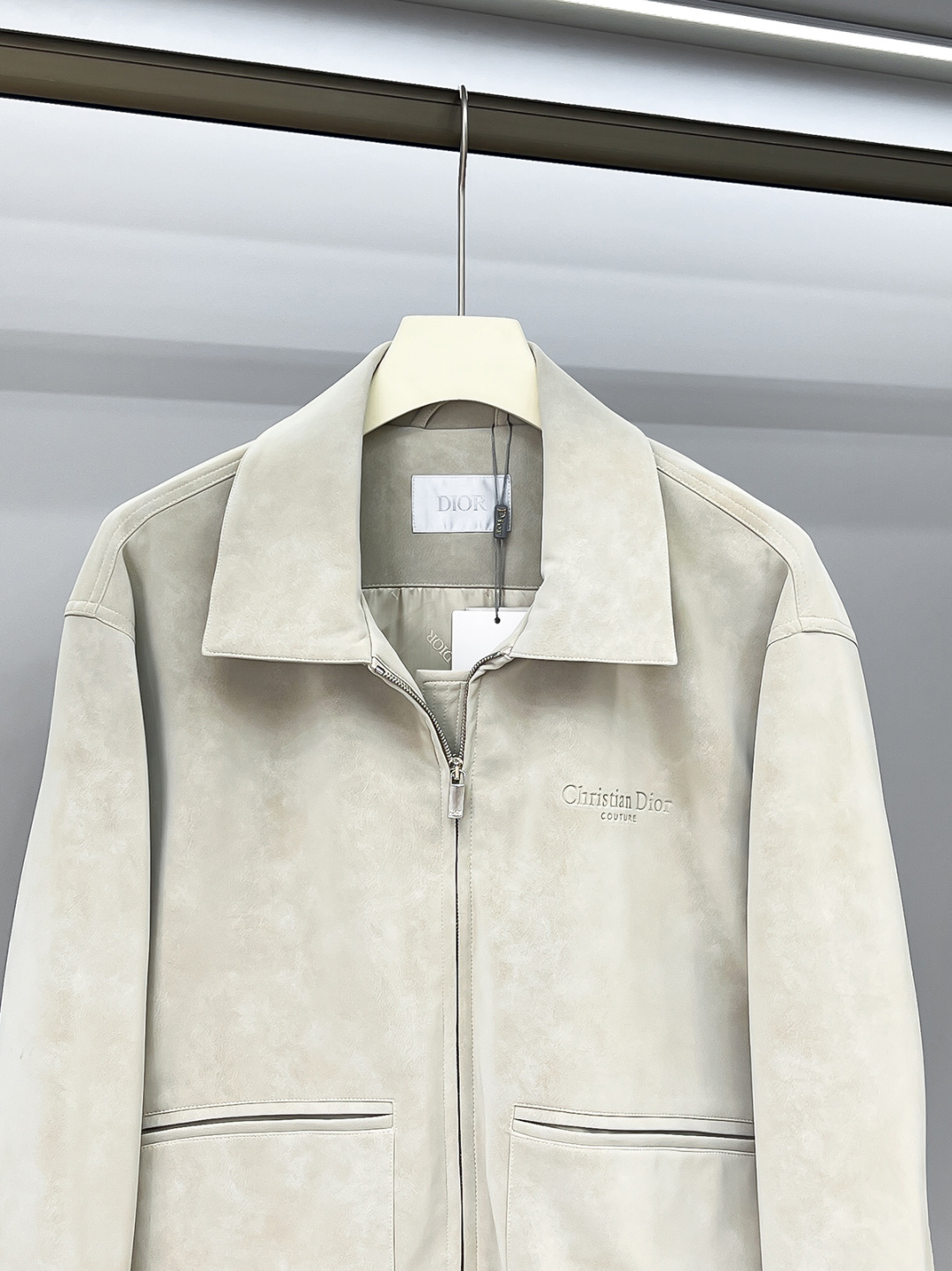 Dr.25FW新款CD字母压纹图案麂皮绒夹克，男士高端都市风尚翻领外套。私密性质的渠道货再次来临，白金级