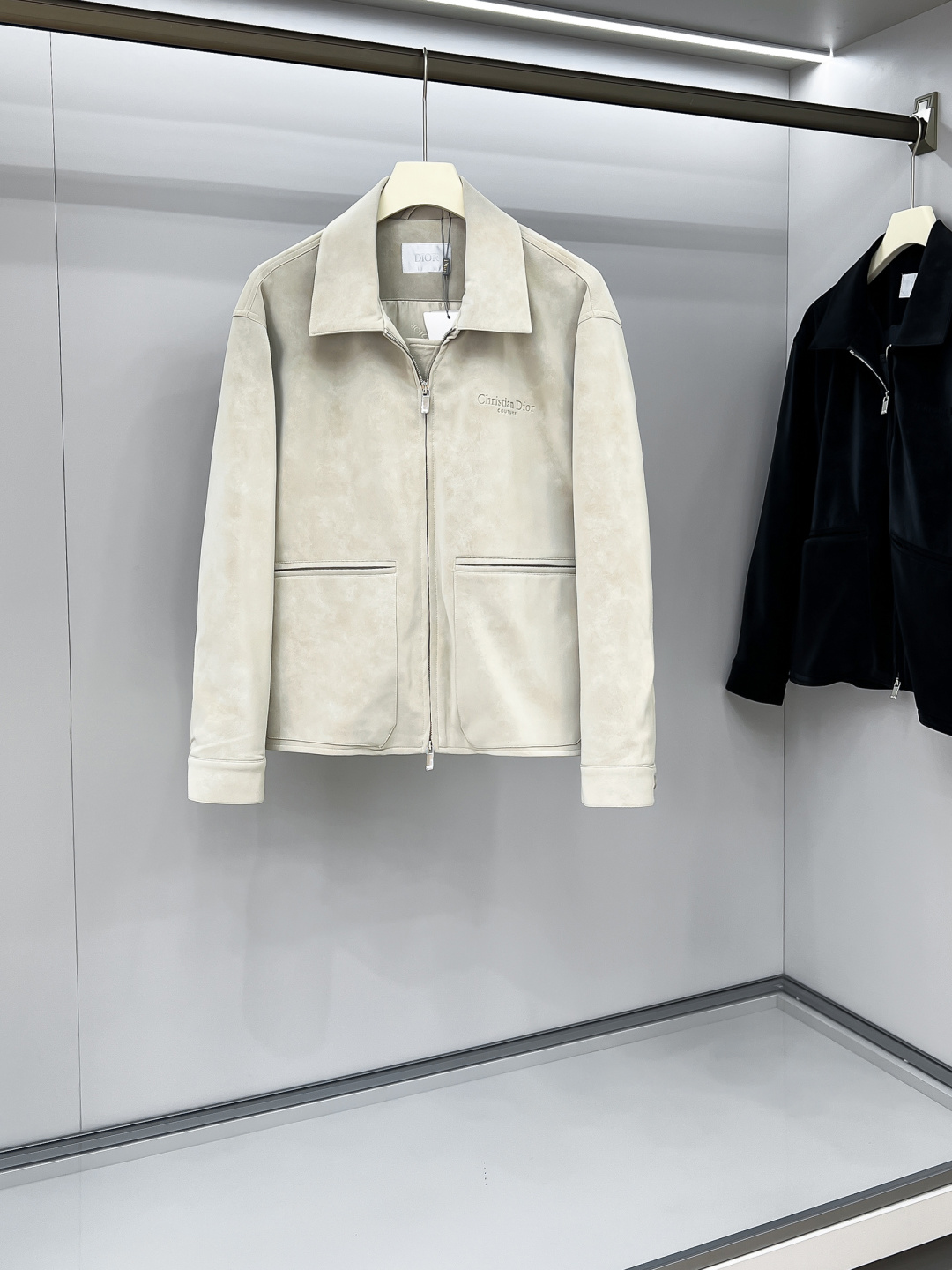 NO:517374,Dr.25FW new CD letter embossed suede jacket, men's high-end urban style lapel jacket. The channel goods of private nature are coming again, platinum-grade tasting things. CD family hot elements portray, smooth and delicate suede fabric, lined with dark patterns and jacquard letter logo, a wonderful item with an excellent temperament!  A god-level item that makes all tops look eclipsed!  When I encounter such an excellent product, I am willing to call it the strongest!  The style of this shirt jacket is very distinctive and unique. The lining is designed with dark-patterned jacquard letters, highlighting the fashionable atmosphere, emphasizing the classic soul texture, and highlighting the beauty of luxury and fashion. This style really has a natural high street beauty, meeting all your outfit needs, allowing you to look down on the whole world with trends!  The smooth and delicate suede fabric is crisp and comfortable, with soft texture. The simple lines are easy to wear with decent and elegant texture. The suede texture has a retro feel and a strong autumn and winter atmosphere. The rich but not ostentatious easily shows the affinity and high-end sense of clothing. Heavy texture, exquisite details, loose and stylish, full of silhouette and layering. The style is excellent, the upper body effect is unparalleled, and it is destined to be an excellent styling item that goes out, with a high return rate. Size S-2XL,,dior, jackets & coats, jackets & coats,chamois leather,alexander wang19860909Dr.25FW新款CD字母压纹图案麂皮绒夹克,男士高端都市风尚翻领外套.私密性质的渠道货再次来临,白金级品鉴心水之物.CD家族热元素刻画,顺滑细腻的麂皮绒面料,内衬暗纹提花字母标识,一款气质绝伦的妙曼单品！让所有上衣都黯然失色的神级单品！ 遇到一款如此的绝佳产物,我愿意称之其为最强！此款衬衣夹克的风格十分之鲜明独特,内衬采用暗纹提花字母图案设计,彰显时髦气息,着重强调经典的灵魂质感,凸显奢华时尚之美.此款真的有着浑然天成的高街美感,满足你的一切穿搭所需,让你用潮流俯视整个世界！ 顺滑细腻的麂皮绒面料,挺括舒适,质地柔软,简洁的线条廓形容易穿出得体优雅的质感,麂皮绒质地具有复古感和浓浓秋冬气息的颜色,浓郁却不张扬的轻松就展现出了服装的亲和力和高级感.重磅质感,细节精致感十足,宽松有范,廓形、层次感十足.版型绝佳,上身效果无与伦比,注定属于出街的优秀造型单品,回头率爆表. 尺码S-2XL,,dior,jackets & coats,jackets & coats,chamois leather,alexander wang,Men's clothing