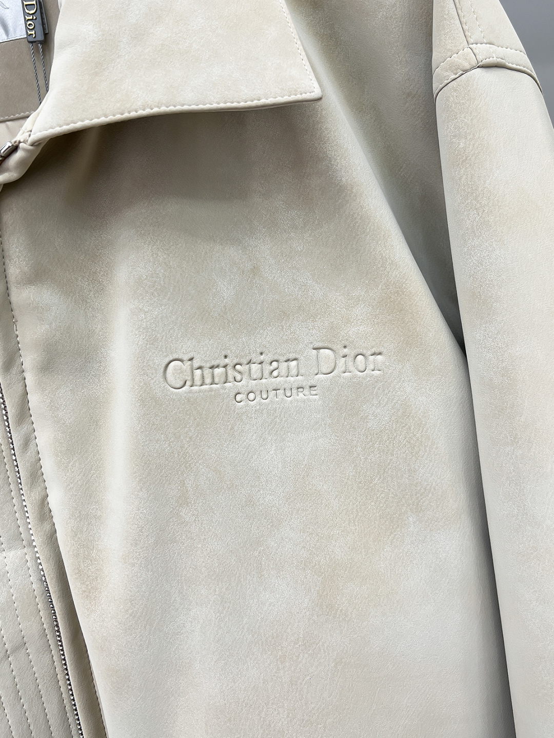 Dr.25FW新款CD字母压纹图案麂皮绒夹克，男士高端都市风尚翻领外套。私密性质的渠道货再次来临，白金级