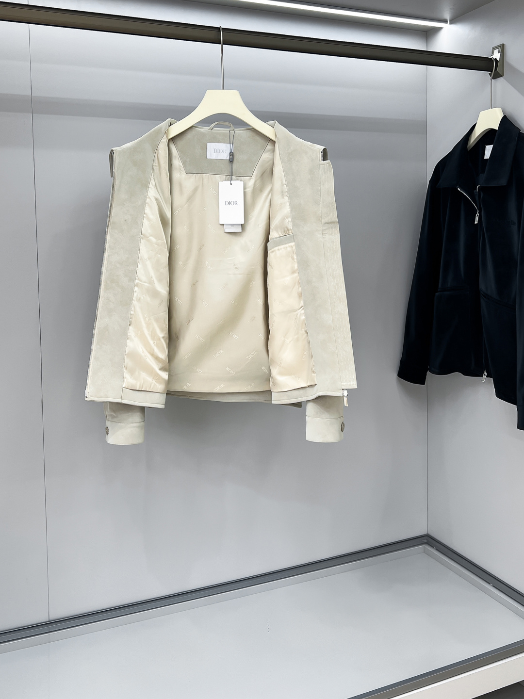 Dr.25FW新款CD字母压纹图案麂皮绒夹克，男士高端都市风尚翻领外套。私密性质的渠道货再次来临，白金级