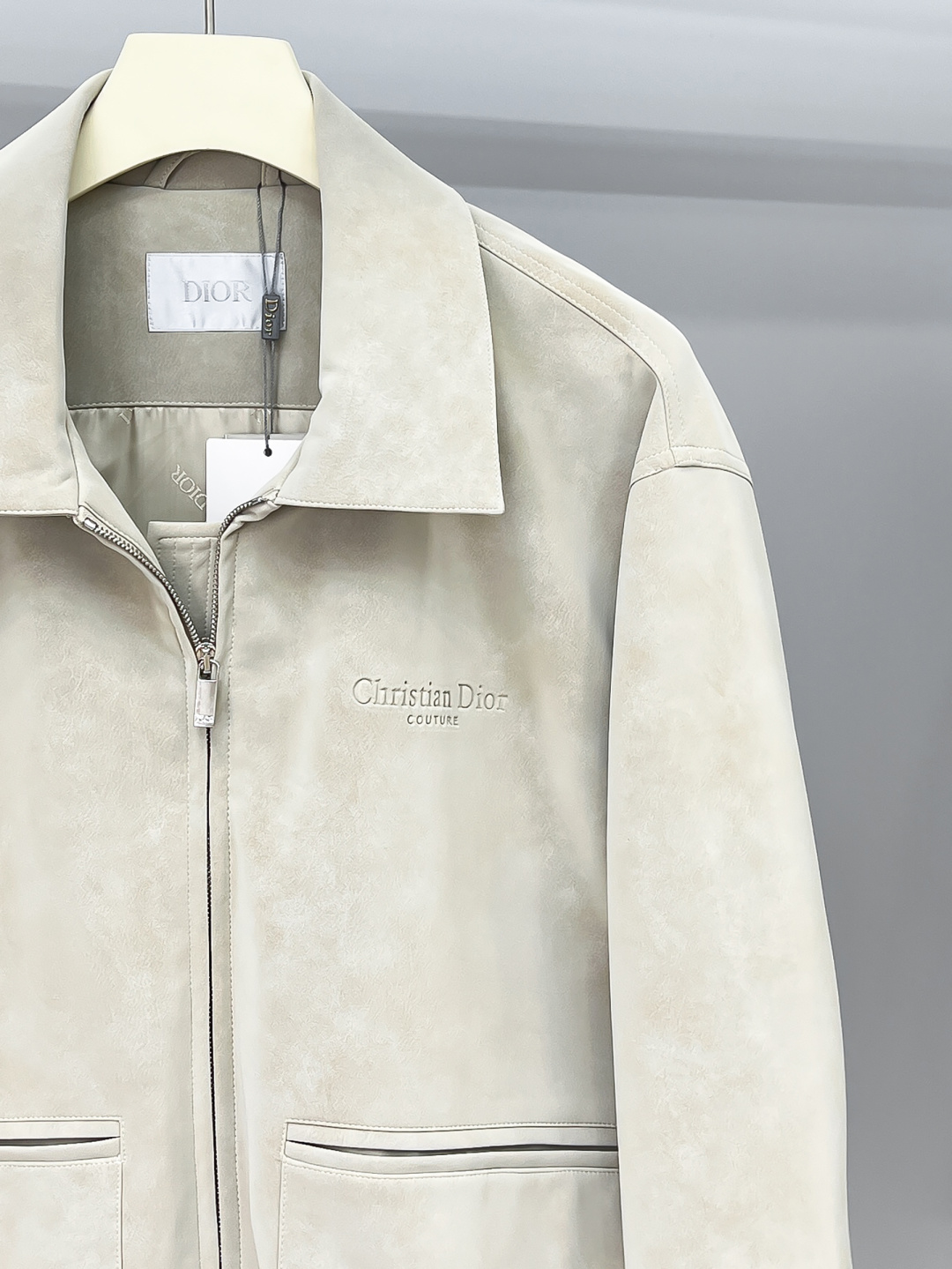 Dr.25FW新款CD字母压纹图案麂皮绒夹克，男士高端都市风尚翻领外套。私密性质的渠道货再次来临，白金级