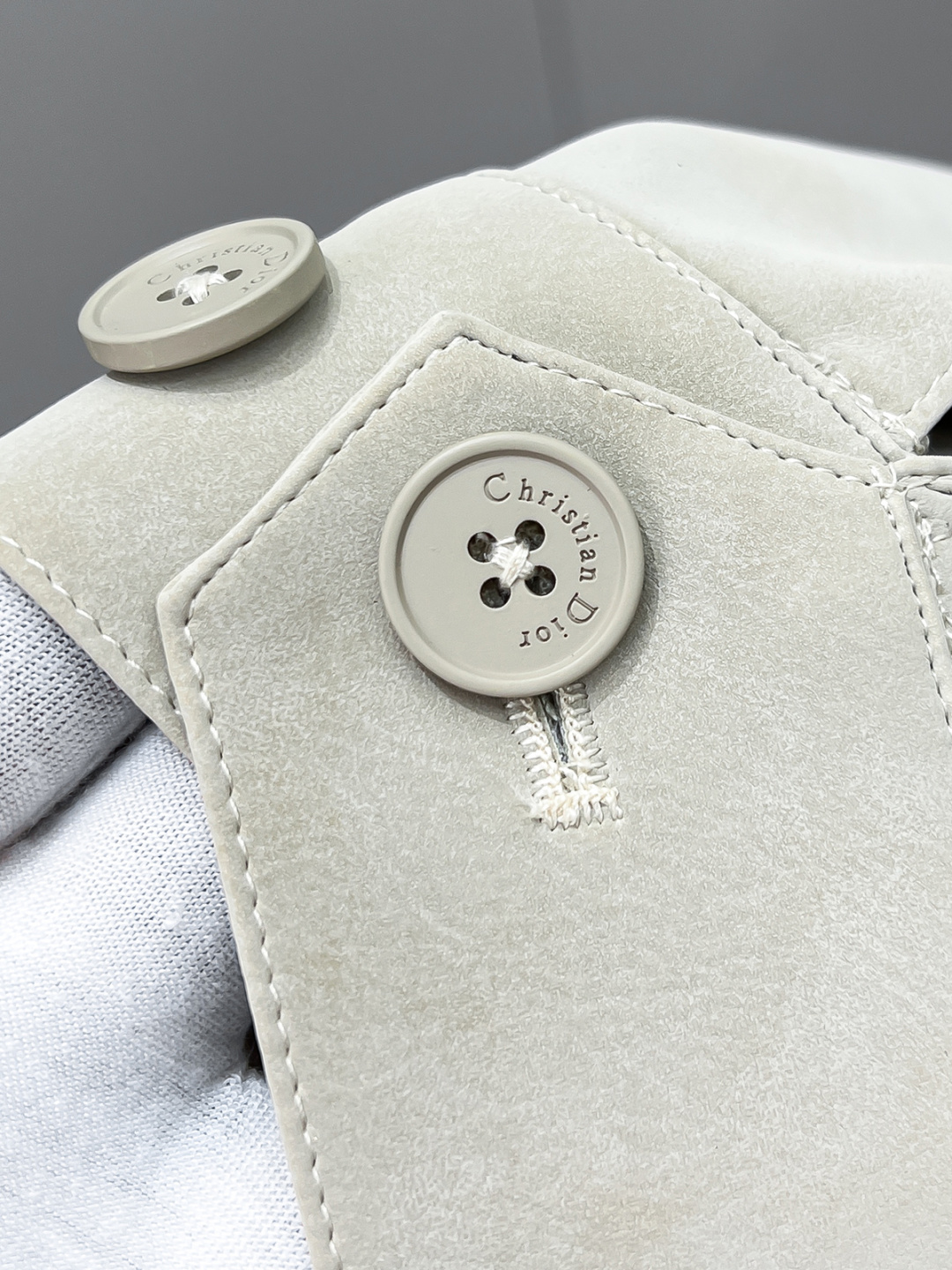 Dr.25FW新款CD字母压纹图案麂皮绒夹克，男士高端都市风尚翻领外套。私密性质的渠道货再次来临，白金级