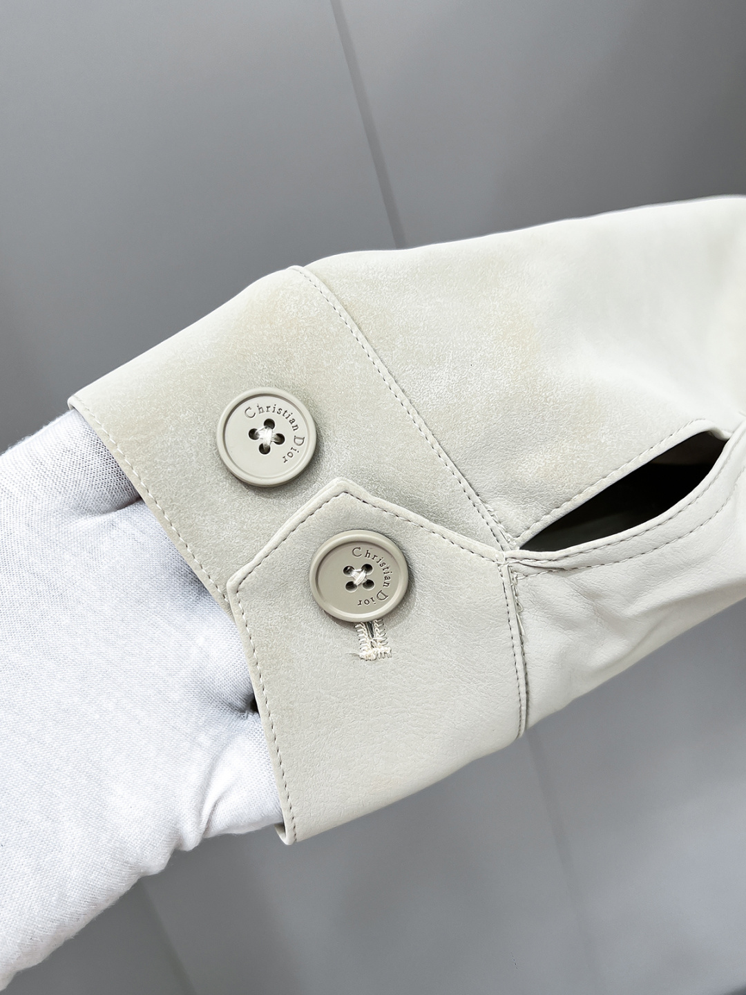 Dr.25FW新款CD字母压纹图案麂皮绒夹克，男士高端都市风尚翻领外套。私密性质的渠道货再次来临，白金级