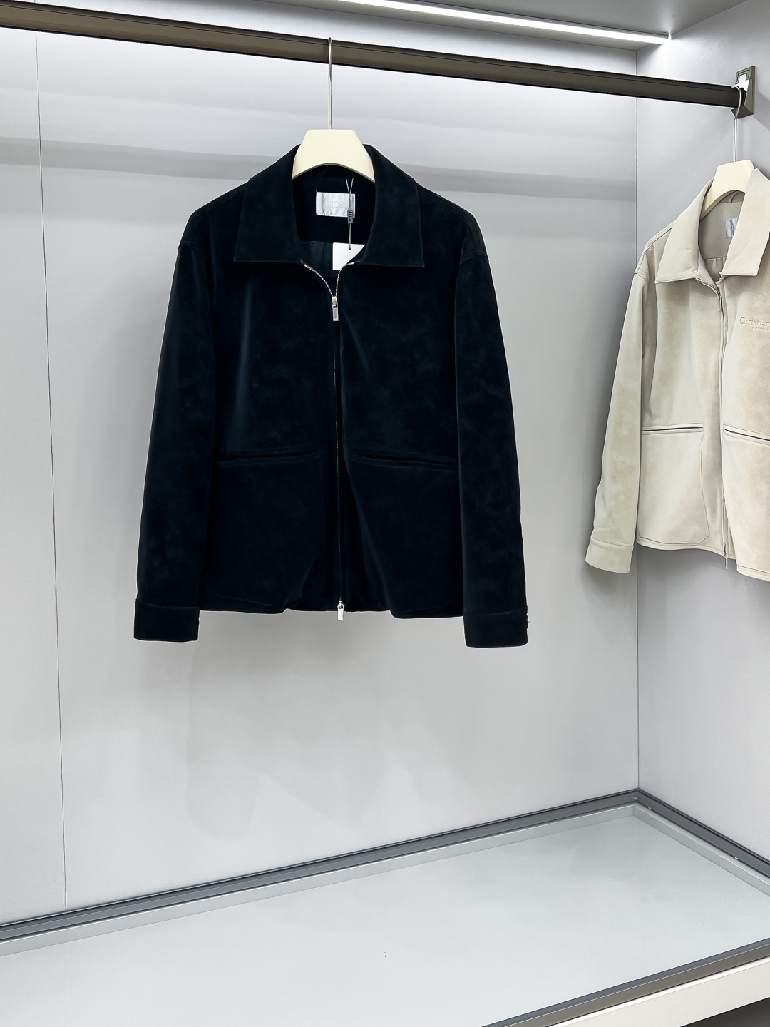 NO:517367,Dr.25FW new CD letter embossed suede jacket, men's high-end urban style lapel jacket. The channel goods of private nature are coming again, platinum-grade tasting things. CD family hot elements portray, smooth and delicate suede fabric, lined with dark patterns and jacquard letter logo, a wonderful item with an excellent temperament!  A god-level item that makes all tops look eclipsed!  When I encounter such an excellent product, I am willing to call it the strongest!  The style of this shirt jacket is very distinctive and unique. The lining is designed with dark-patterned jacquard letters, highlighting the fashionable atmosphere, emphasizing the classic soul texture, and highlighting the beauty of luxury and fashion. This style really has a natural high street beauty, meeting all your outfit needs, allowing you to look down on the whole world with trends!  The smooth and delicate suede fabric is crisp and comfortable, with soft texture. The simple lines are easy to wear with decent and elegant texture. The suede texture has a retro feel and a strong autumn and winter atmosphere. The rich but not ostentatious easily shows the affinity and high-end sense of clothing. Heavy texture, exquisite details, loose and stylish, full of silhouette and layering. The style is excellent, the upper body effect is unparalleled, and it is destined to be an excellent styling item that goes out, with a high return rate. Size S-2XL,,dior, jackets & coats, jackets & coats,chamois leather,alexander wang19860909Dr.25FW新款CD字母压纹图案麂皮绒夹克,男士高端都市风尚翻领外套.私密性质的渠道货再次来临,白金级品鉴心水之物.CD家族热元素刻画,顺滑细腻的麂皮绒面料,内衬暗纹提花字母标识,一款气质绝伦的妙曼单品！让所有上衣都黯然失色的神级单品！ 遇到一款如此的绝佳产物,我愿意称之其为最强！此款衬衣夹克的风格十分之鲜明独特,内衬采用暗纹提花字母图案设计,彰显时髦气息,着重强调经典的灵魂质感,凸显奢华时尚之美.此款真的有着浑然天成的高街美感,满足你的一切穿搭所需,让你用潮流俯视整个世界！ 顺滑细腻的麂皮绒面料,挺括舒适,质地柔软,简洁的线条廓形容易穿出得体优雅的质感,麂皮绒质地具有复古感和浓浓秋冬气息的颜色,浓郁却不张扬的轻松就展现出了服装的亲和力和高级感.重磅质感,细节精致感十足,宽松有范,廓形、层次感十足.版型绝佳,上身效果无与伦比,注定属于出街的优秀造型单品,回头率爆表. 尺码S-2XL,,dior,jackets & coats,jackets & coats,chamois leather,alexander wang,Men's clothing