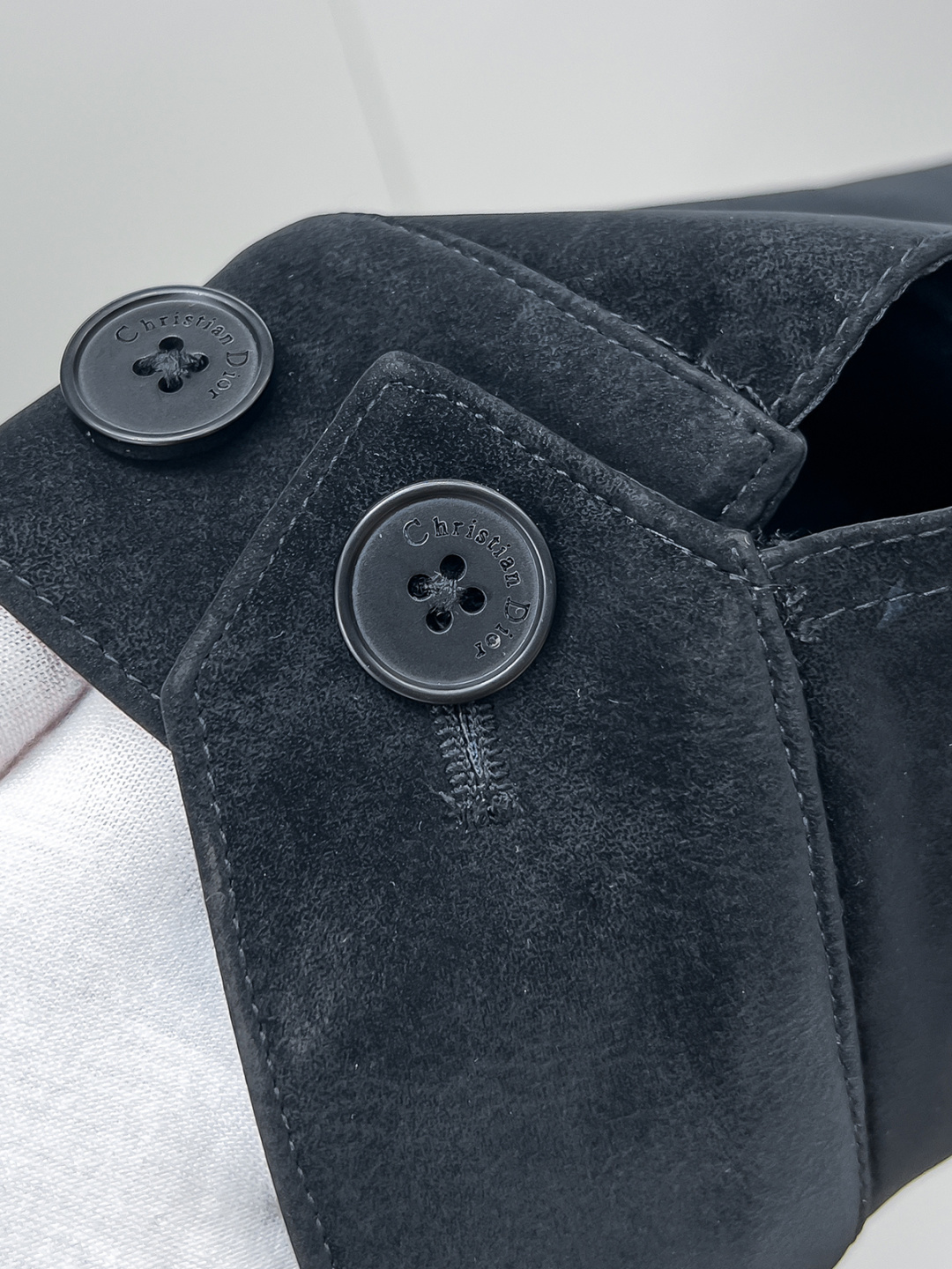 Dr.25FW新款CD字母压纹图案麂皮绒夹克，男士高端都市风尚翻领外套。私密性质的渠道货再次来临，白金级