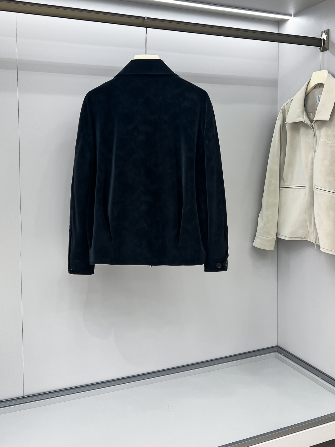 Dr.25FW新款CD字母压纹图案麂皮绒夹克，男士高端都市风尚翻领外套。私密性质的渠道货再次来临，白金级