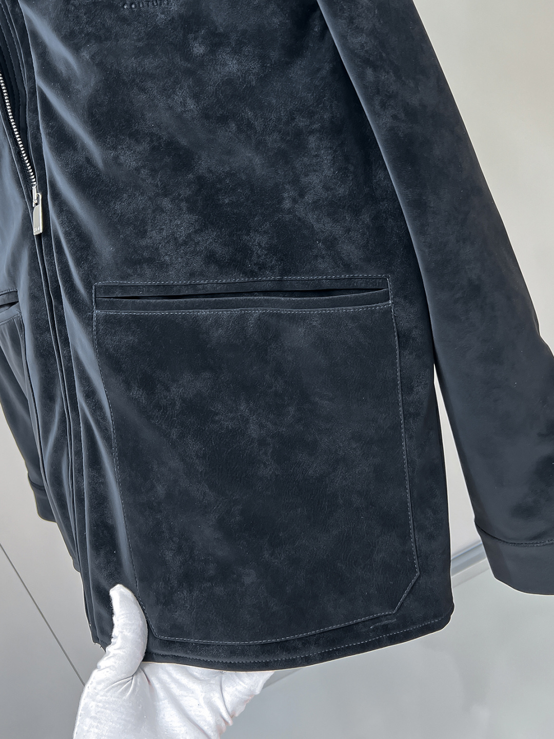 Dr.25FW新款CD字母压纹图案麂皮绒夹克，男士高端都市风尚翻领外套。私密性质的渠道货再次来临，白金级