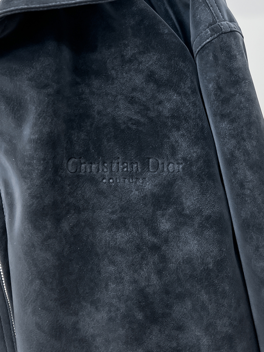 Dr.25FW新款CD字母压纹图案麂皮绒夹克，男士高端都市风尚翻领外套。私密性质的渠道货再次来临，白金级