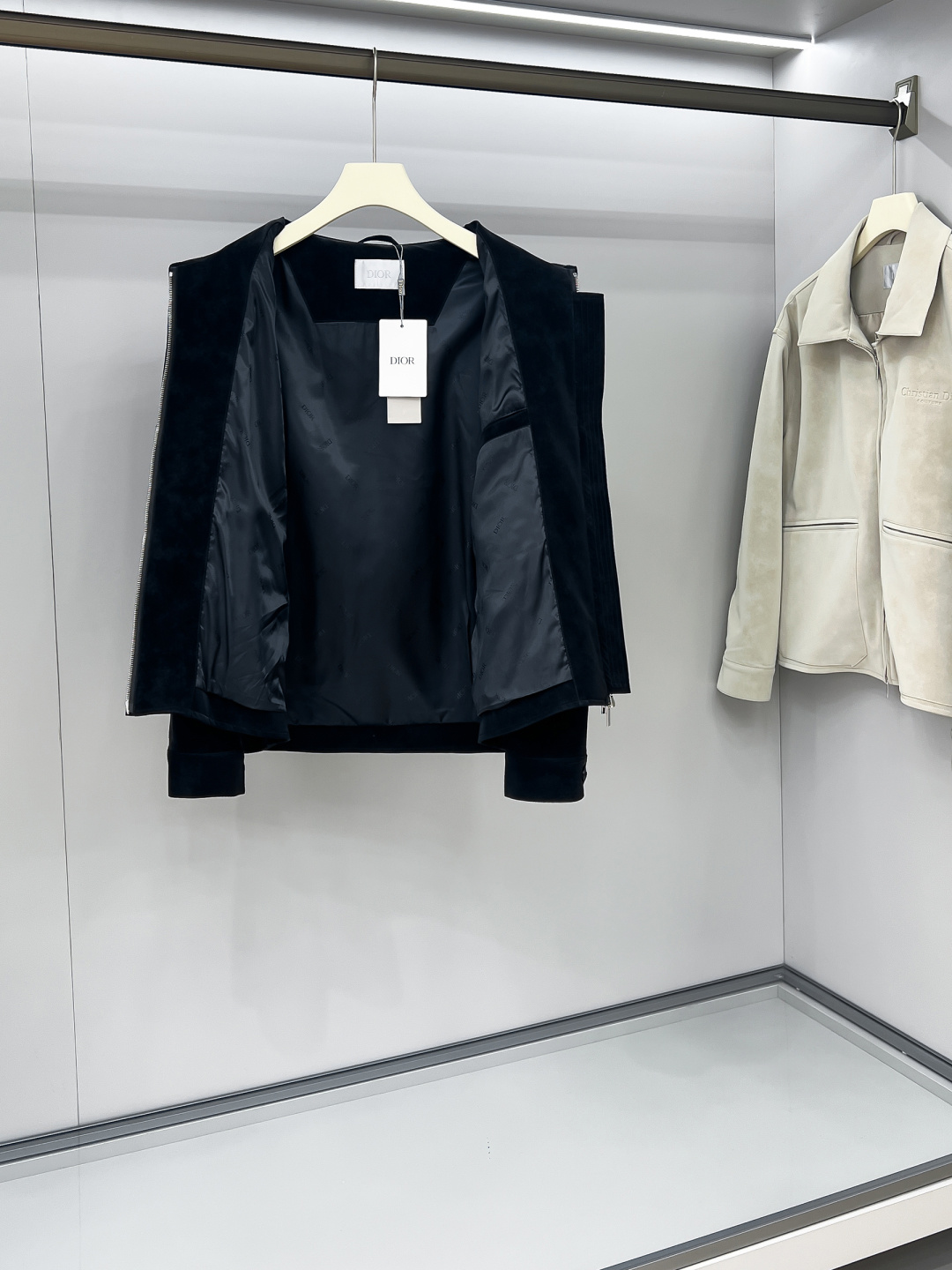 Dr.25FW新款CD字母压纹图案麂皮绒夹克，男士高端都市风尚翻领外套。私密性质的渠道货再次来临，白金级