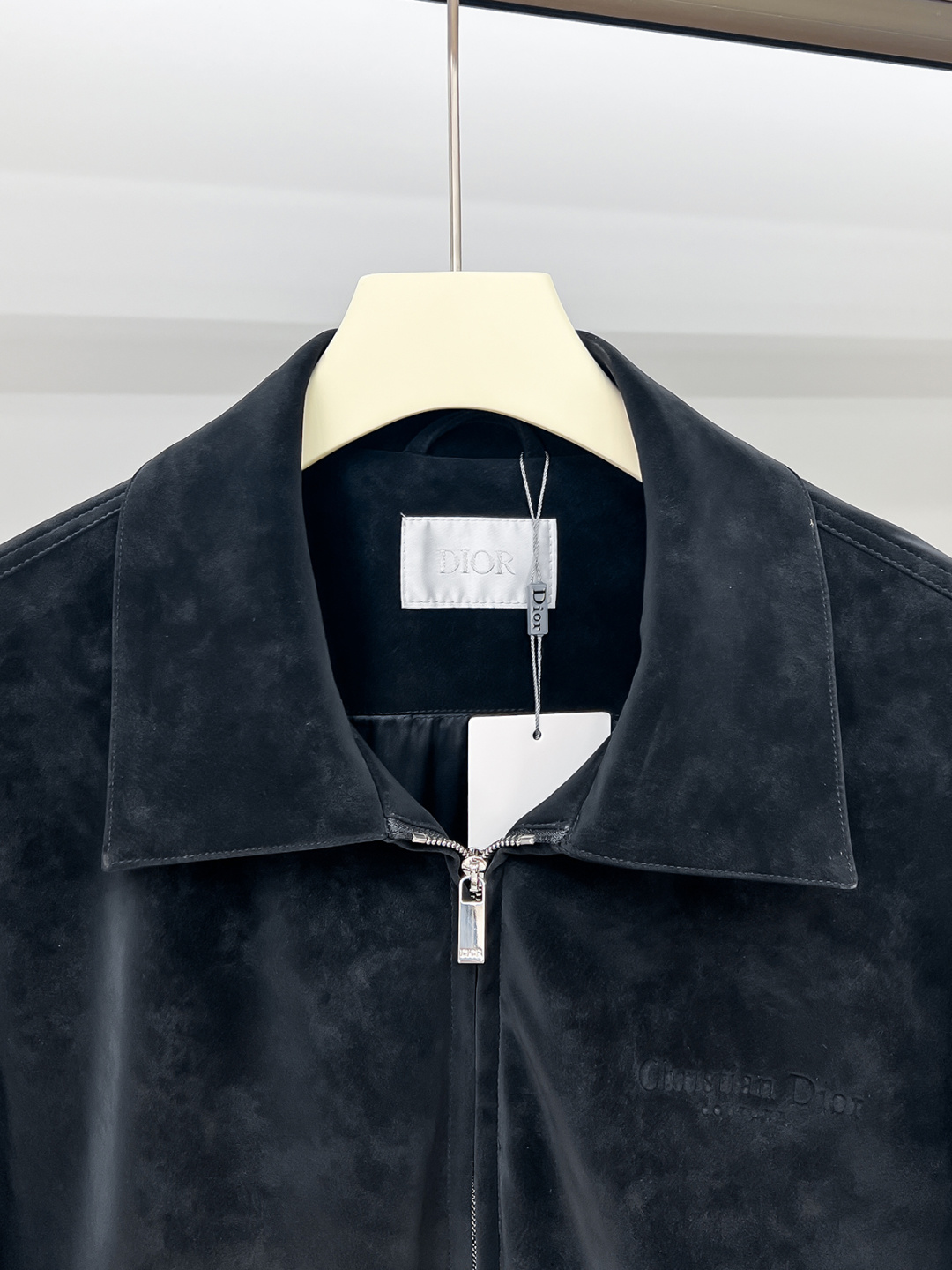 Dr.25FW新款CD字母压纹图案麂皮绒夹克，男士高端都市风尚翻领外套。私密性质的渠道货再次来临，白金级