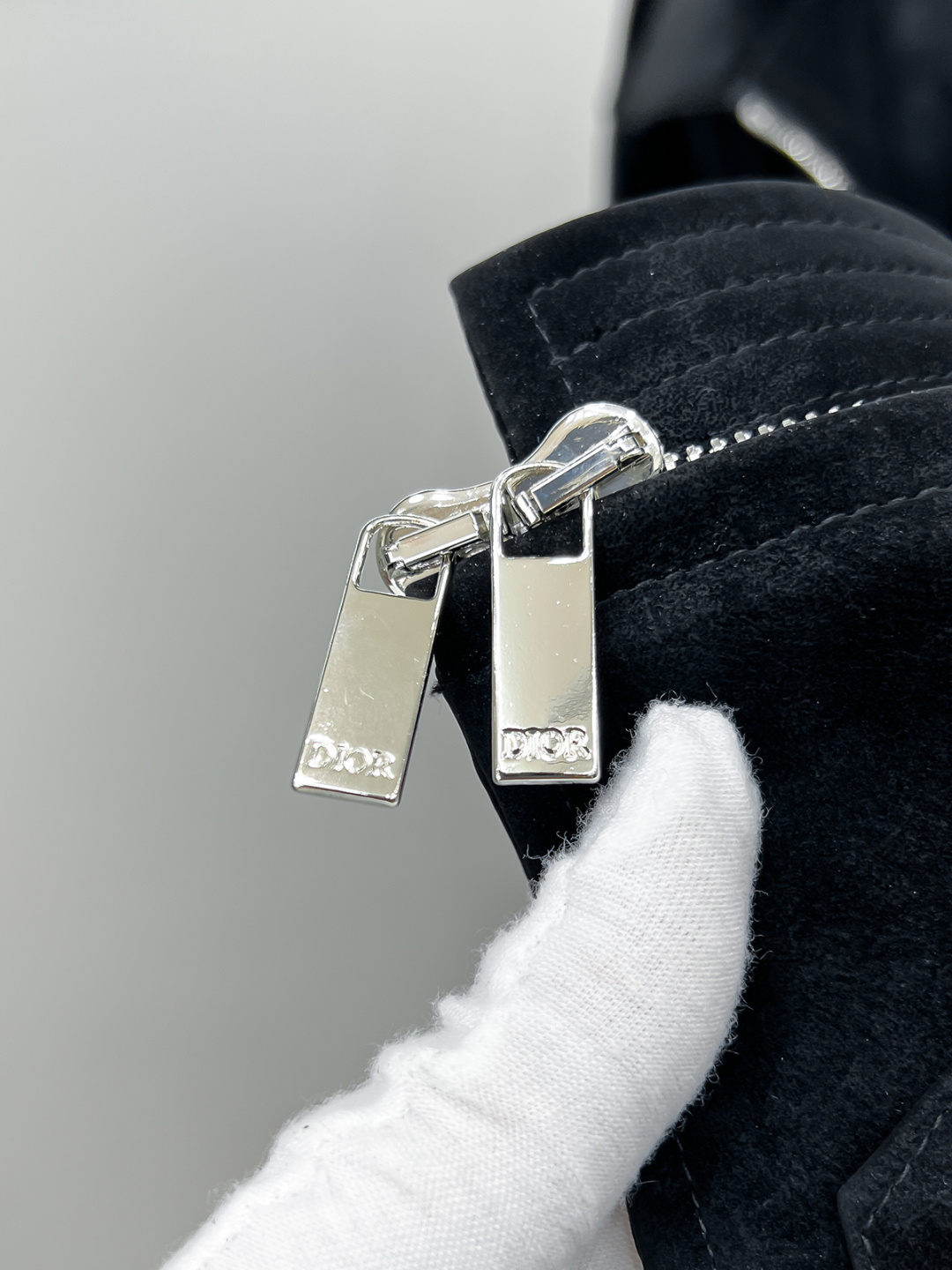 Dr.25FW新款CD字母压纹图案麂皮绒夹克，男士高端都市风尚翻领外套。私密性质的渠道货再次来临，白金级