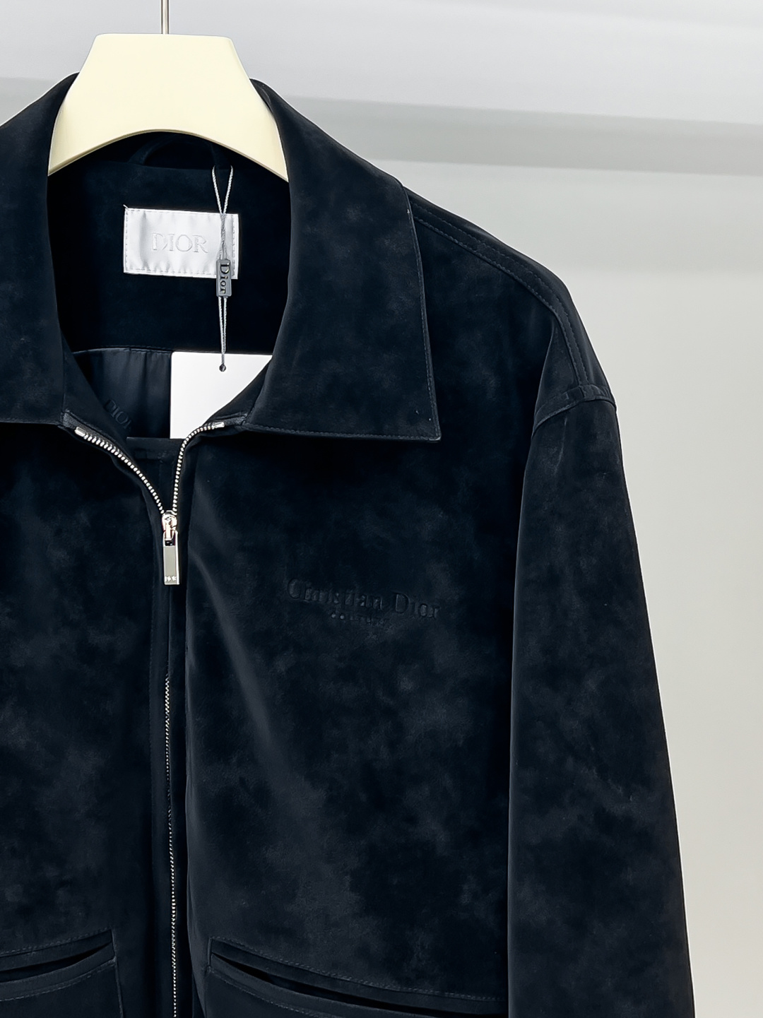 Dr.25FW新款CD字母压纹图案麂皮绒夹克，男士高端都市风尚翻领外套。私密性质的渠道货再次来临，白金级