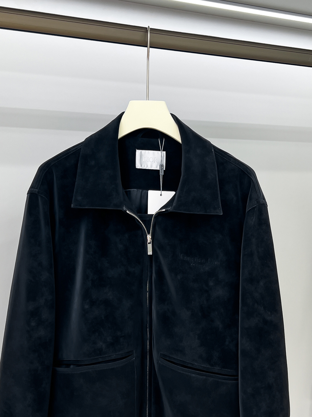 Dr.25FW新款CD字母压纹图案麂皮绒夹克，男士高端都市风尚翻领外套。私密性质的渠道货再次来临，白金级