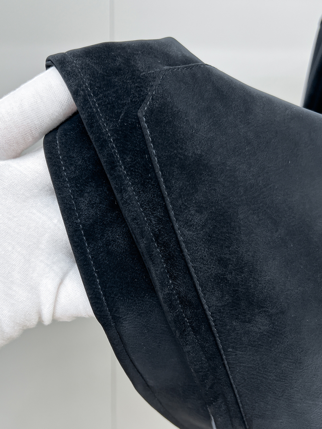 Dr.25FW新款CD字母压纹图案麂皮绒夹克，男士高端都市风尚翻领外套。私密性质的渠道货再次来临，白金级