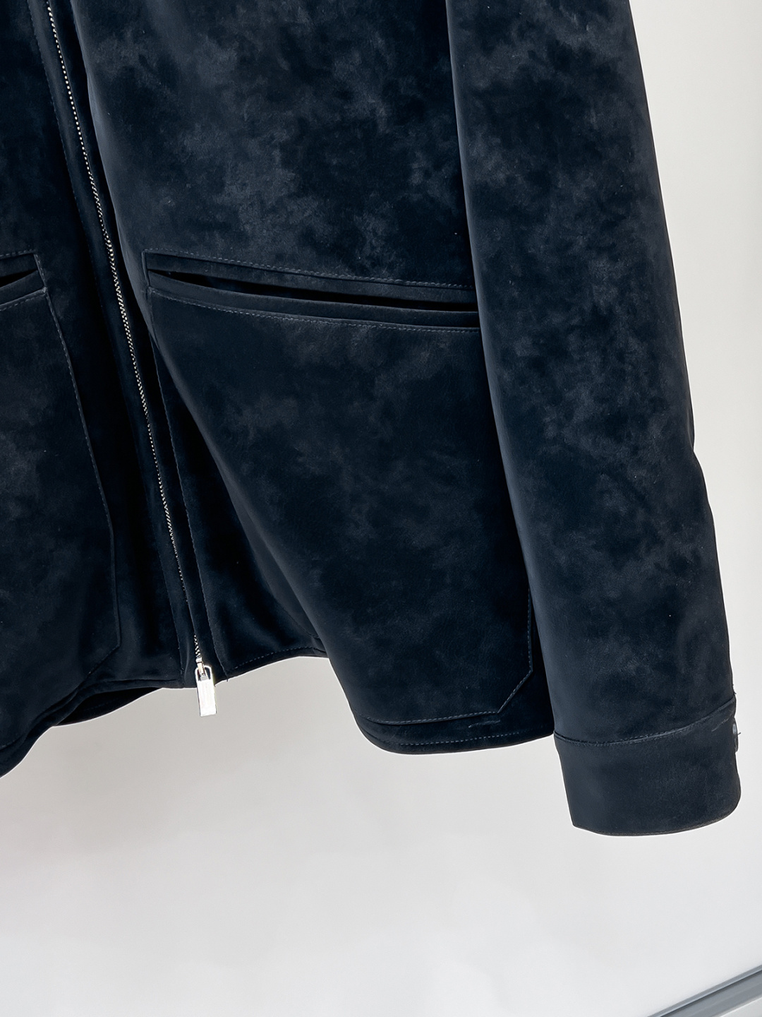 Dr.25FW新款CD字母压纹图案麂皮绒夹克，男士高端都市风尚翻领外套。私密性质的渠道货再次来临，白金级