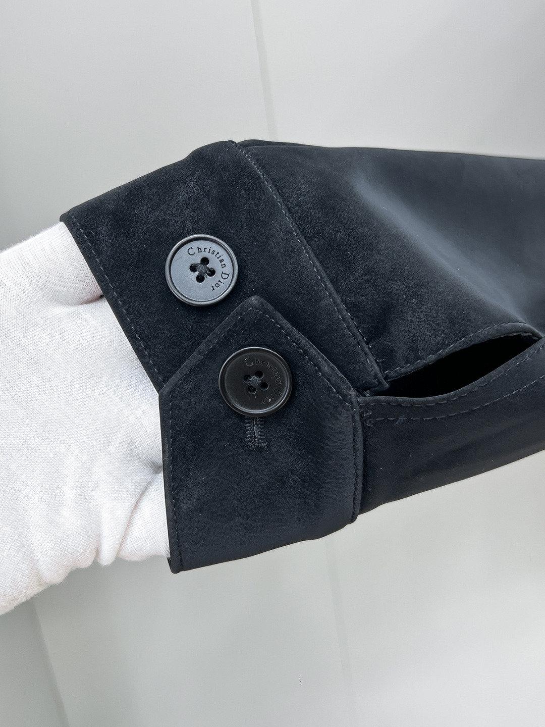 Dr.25FW新款CD字母压纹图案麂皮绒夹克，男士高端都市风尚翻领外套。私密性质的渠道货再次来临，白金级