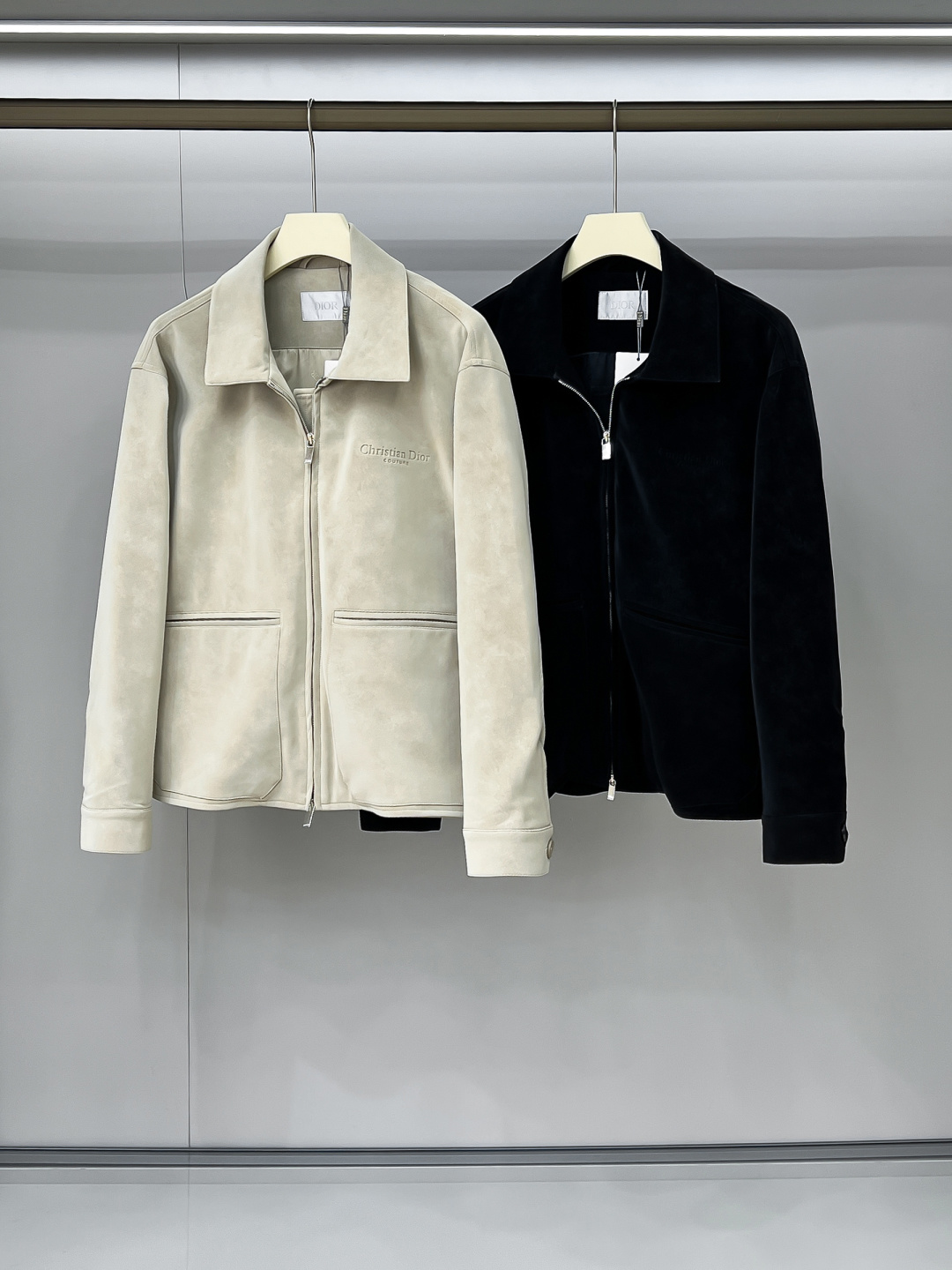 NO:517378,Photo details Dr.25FW new CD letter embossed pattern suede jacket, men's high-end urban lapel jacket. Private channel goods are coming again, platinum-grade tasting things. CD family hot elements portray, smooth and delicate suede fabric, lined with dark patterns jacquard letter logo, a wonderful item with an excellent temperament!  A god-level item that makes all tops look eclipsed!  When I encounter such an excellent product, I am willing to call it the strongest!  The style of this shirt jacket is very distinctive and unique. The lining is designed with dark-patterned jacquard letters, highlighting the fashionable atmosphere, emphasizing the classic soul texture, and highlighting the beauty of luxury and fashion. This style really has a natural high street beauty, meeting all your outfit needs, allowing you to look down on the whole world with trends!  The smooth and delicate suede fabric is crisp and comfortable, with soft texture. The simple lines are easy to wear with decent and elegant texture. The suede texture has a retro feel and a strong autumn and winter atmosphere. The rich but not ostentatious easily shows the affinity and high-end sense of clothing. Heavy texture, exquisite details, loose and stylish, full of silhouette and layering. The style is excellent, the upper body effect is unparalleled, and it is destined to be an excellent styling item that goes out, with a high return rate. Size S-2XL,,dior, jackets & coats, jackets & coats,chamois leather,alexander wang19860909合照细节 Dr.25FW新款CD字母压纹图案麂皮绒夹克,男士高端都市风尚翻领外套.私密性质的渠道货再次来临,白金级品鉴心水之物.CD家族热元素刻画,顺滑细腻的麂皮绒面料,内衬暗纹提花字母标识,一款气质绝伦的妙曼单品！让所有上衣都黯然失色的神级单品！ 遇到一款如此的绝佳产物,我愿意称之其为最强！此款衬衣夹克的风格十分之鲜明独特,内衬采用暗纹提花字母图案设计,彰显时髦气息,着重强调经典的灵魂质感,凸显奢华时尚之美.此款真的有着浑然天成的高街美感,满足你的一切穿搭所需,让你用潮流俯视整个世界！ 顺滑细腻的麂皮绒面料,挺括舒适,质地柔软,简洁的线条廓形容易穿出得体优雅的质感,麂皮绒质地具有复古感和浓浓秋冬气息的颜色,浓郁却不张扬的轻松就展现出了服装的亲和力和高级感.重磅质感,细节精致感十足,宽松有范,廓形、层次感十足.版型绝佳,上身效果无与伦比,注定属于出街的优秀造型单品,回头率爆表. 尺码S-2XL,,dior,jackets & coats,jackets & coats,chamois leather,alexander wang,Men's clothing