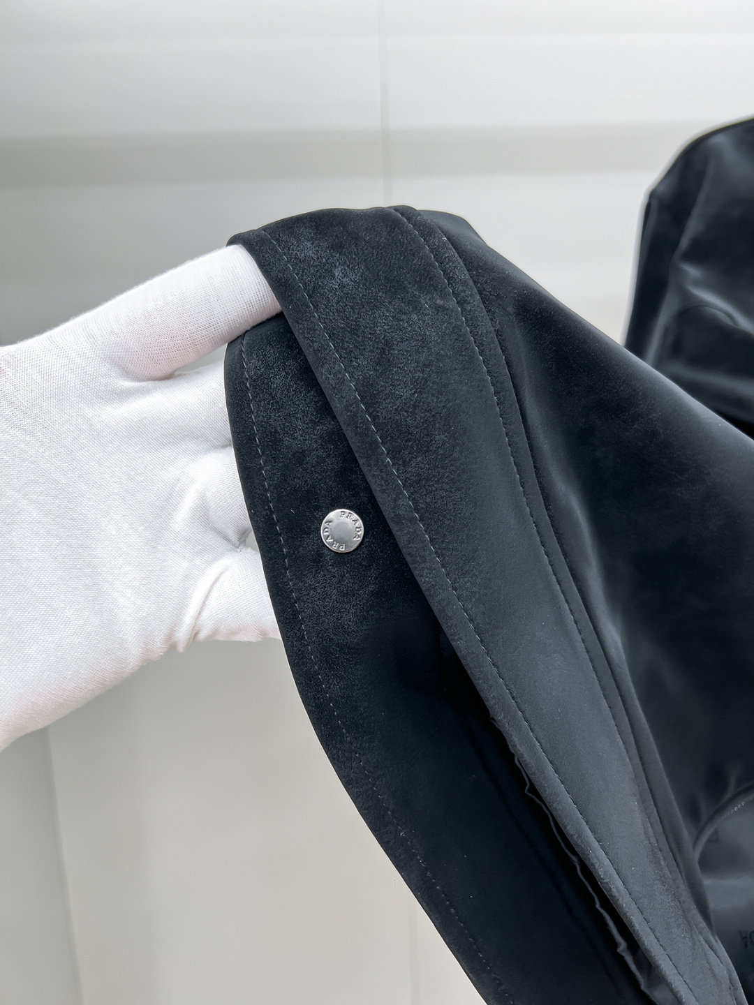 FWPra-匠心织梦✨源自意大利系列，以匠心独运，经典三角标为您打造不凡的衣橱新宠。2025双色西装外套