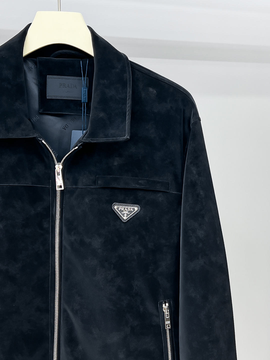 FWPra-匠心织梦✨源自意大利系列，以匠心独运，经典三角标为您打造不凡的衣橱新宠。2025双色西装外套