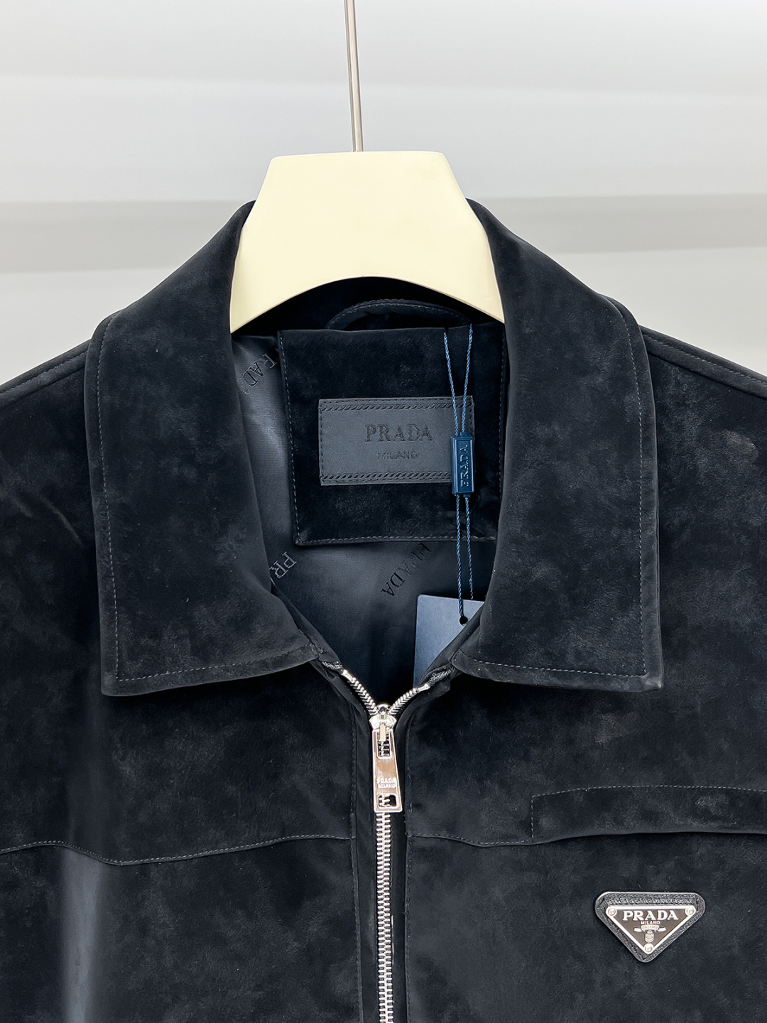 FWPra-匠心织梦✨源自意大利系列，以匠心独运，经典三角标为您打造不凡的衣橱新宠。2025双色西装外套