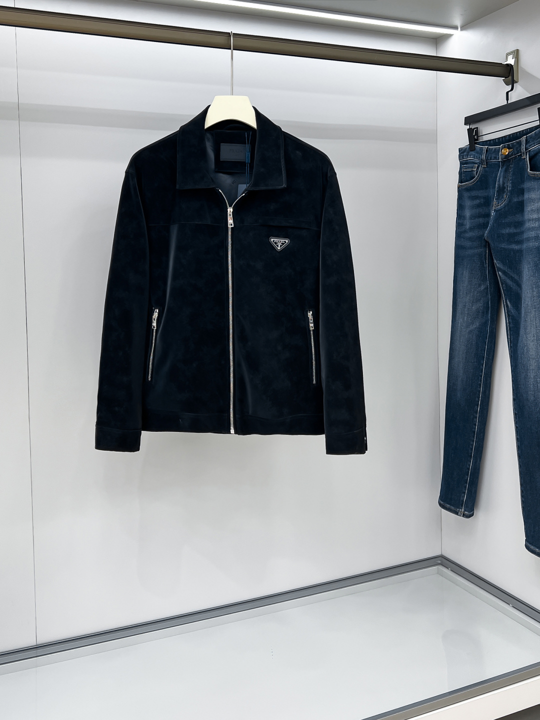 NO:517356,FWPra - Craftsmanship Dream Weaving comes from the Italian series, with ingenious craftsmanship and classic triangle marks to create an extraordinary new favorite for you. The 2025 two-color suit jacket, imported suede fabric, simulates an unexpected touch, as smooth and soft as baby's skin. It shows luxurious luster in low-key; every inch outlines the three-dimensional texture. Makes simplicity not simple. The minimalist reveals a sense of high-end feeling, like the finishing touch, making every turn your mind the focus. Delicate and luxurious, showing the charm of the brand. Color Black and white Size S-2XL,,prada, jackets & coats,business suit,chamois leather,alexander wang19860909FWPra-匠心织梦源自意大利系列,以匠心独运,经典三角标为您打造不凡的衣橱新宠. 2025双色西装外套,进口麂皮面料,模拟出超乎想象的手感,如婴儿肌肤一样细滑柔软.低调中彰显奢华光泽；每一寸都勾勒出立体肌理感.让简约不简单.极简中透出高级感,如同画龙点睛,让您的每一次转身都成为焦点.细腻奢华,尽显品牌魅力. 颜色 黑色白色 尺码S-2XL,,prada,jackets & coats,business suit,chamois leather,alexander wang,Men's clothing