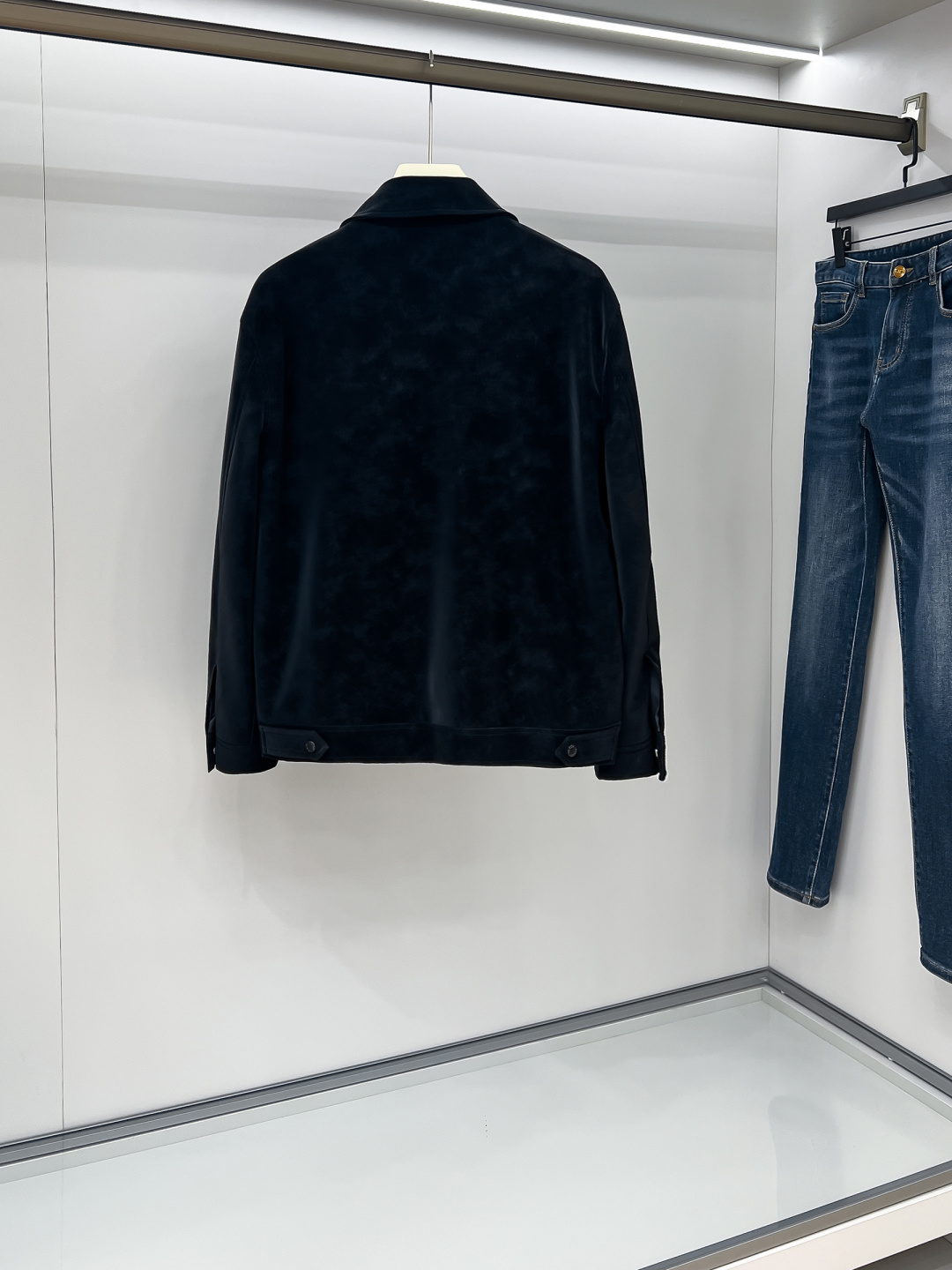 FWPra-匠心织梦✨源自意大利系列，以匠心独运，经典三角标为您打造不凡的衣橱新宠。2025双色西装外套