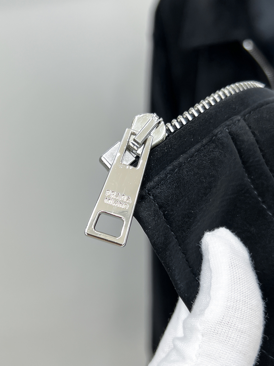 FWPra-匠心织梦✨源自意大利系列，以匠心独运，经典三角标为您打造不凡的衣橱新宠。2025双色西装外套