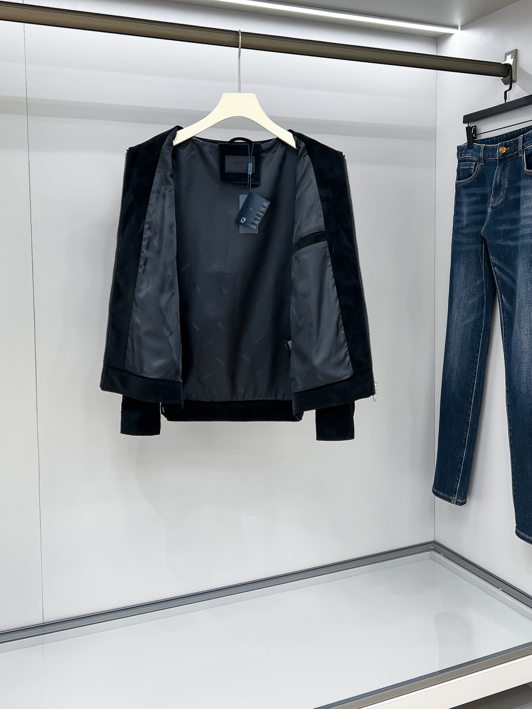 FWPra-匠心织梦✨源自意大利系列，以匠心独运，经典三角标为您打造不凡的衣橱新宠。2025双色西装外套