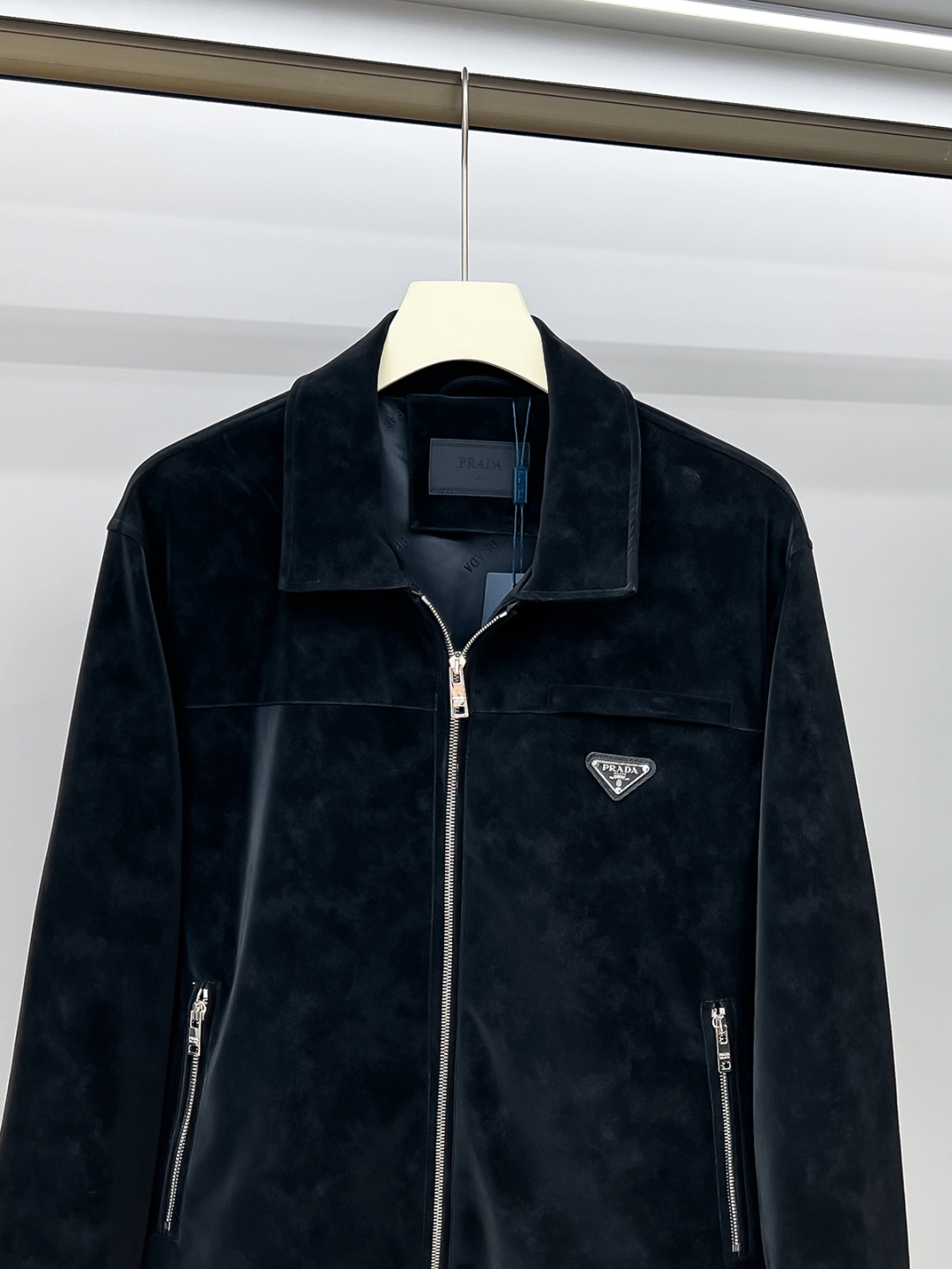 FWPra-匠心织梦✨源自意大利系列，以匠心独运，经典三角标为您打造不凡的衣橱新宠。2025双色西装外套