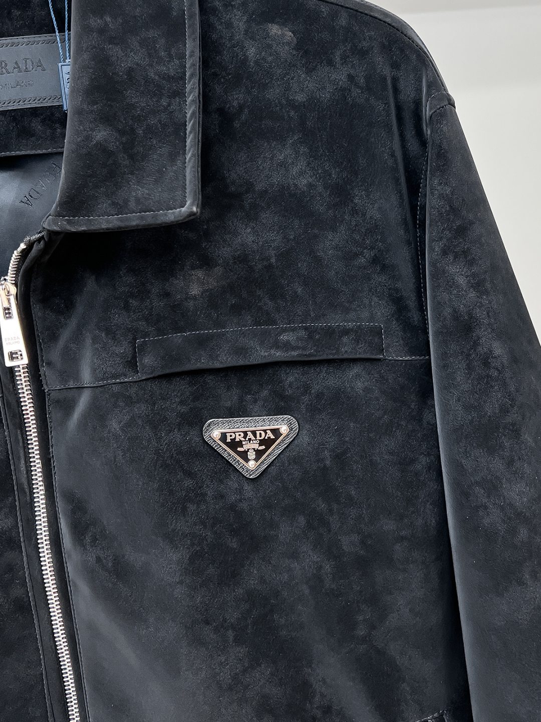 FWPra-匠心织梦✨源自意大利系列，以匠心独运，经典三角标为您打造不凡的衣橱新宠。2025双色西装外套