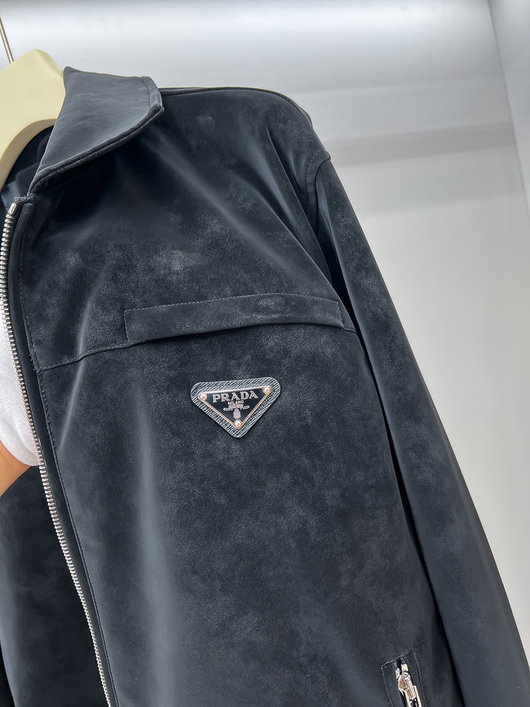 FWPra-匠心织梦✨源自意大利系列，以匠心独运，经典三角标为您打造不凡的衣橱新宠。2025双色西装外套