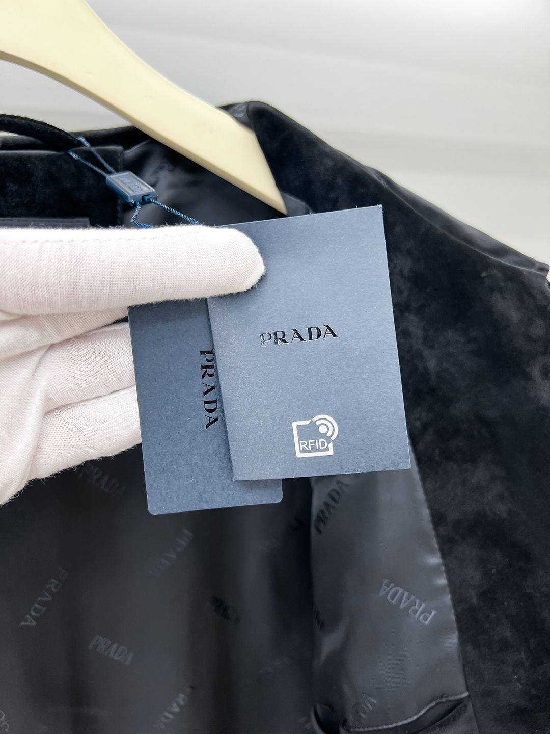 FWPra-匠心织梦✨源自意大利系列，以匠心独运，经典三角标为您打造不凡的衣橱新宠。2025双色西装外套