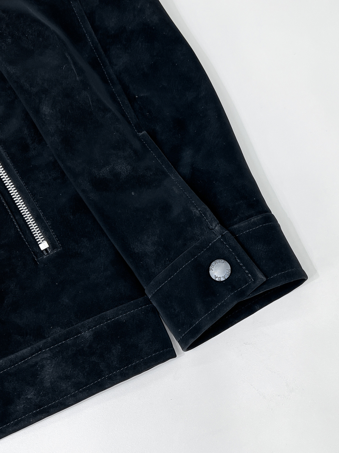 铺拍细节 FWPra-匠心织梦✨源自意大利系列，以匠心独运，经典三角标为您打造不凡的衣橱新宠。2025双