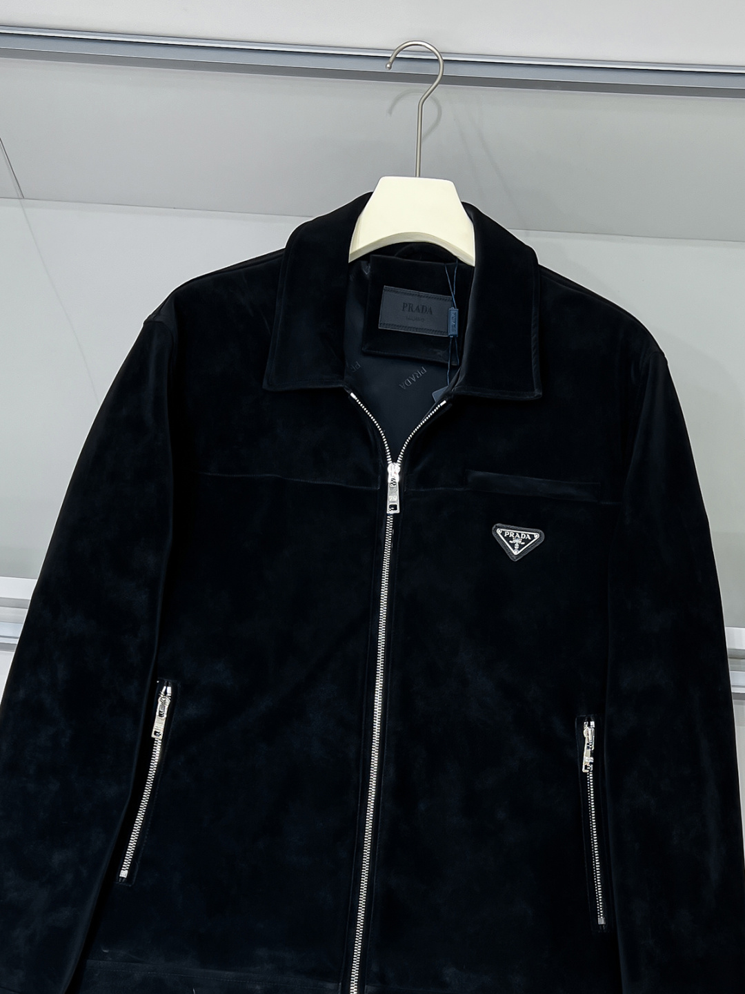 铺拍细节 FWPra-匠心织梦✨源自意大利系列，以匠心独运，经典三角标为您打造不凡的衣橱新宠。2025双