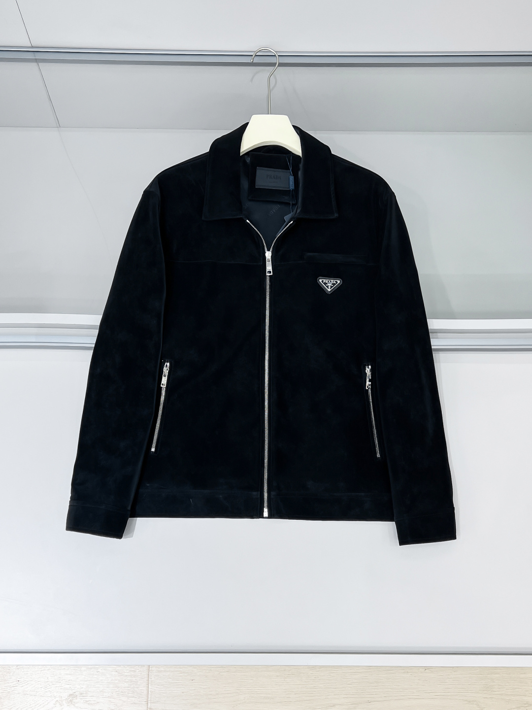 NO:517361,Details of the photo FWPra - Craftsmanship Dream Weaving comes from the Italian series, with its ingenious and classic triangle marks to create an extraordinary new favorite for you. The 2025 two-color suit jacket, imported suede fabric, simulates an unexpected touch, as smooth and soft as baby's skin. It shows luxurious luster in low-key; every inch outlines the three-dimensional texture. Makes simplicity not simple. The minimalist reveals a sense of high-end feeling, like the finishing touch, making every turn your mind the focus. Delicate and luxurious, showing the brand charm. Color Black and white Size S-2XL,,prada, jackets & coats,business suit,chamois leather,alexander wang19860909铺拍细节 FWPra-匠心织梦源自意大利系列,以匠心独运,经典三角标为您打造不凡的衣橱新宠. 2025双色西装外套,进口麂皮面料,模拟出超乎想象的手感,如婴儿肌肤一样细滑柔软.低调中彰显奢华光泽；每一寸都勾勒出立体肌理感.让简约不简单.极简中透出高级感,如同画龙点睛,让您的每一次转身都成为焦点.细腻奢华,尽显品牌魅力. 颜色 黑色白色 尺码S-2XL,,prada,jackets & coats,business suit,chamois leather,alexander wang,Men's clothing