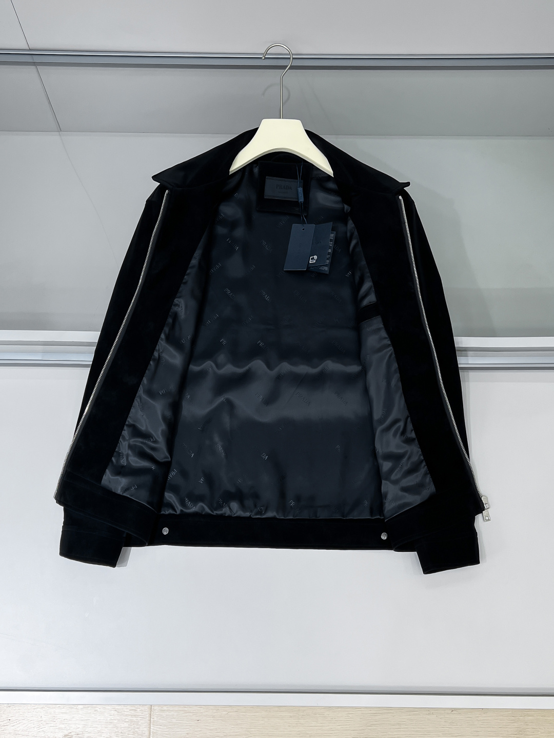 铺拍细节 FWPra-匠心织梦✨源自意大利系列，以匠心独运，经典三角标为您打造不凡的衣橱新宠。2025双