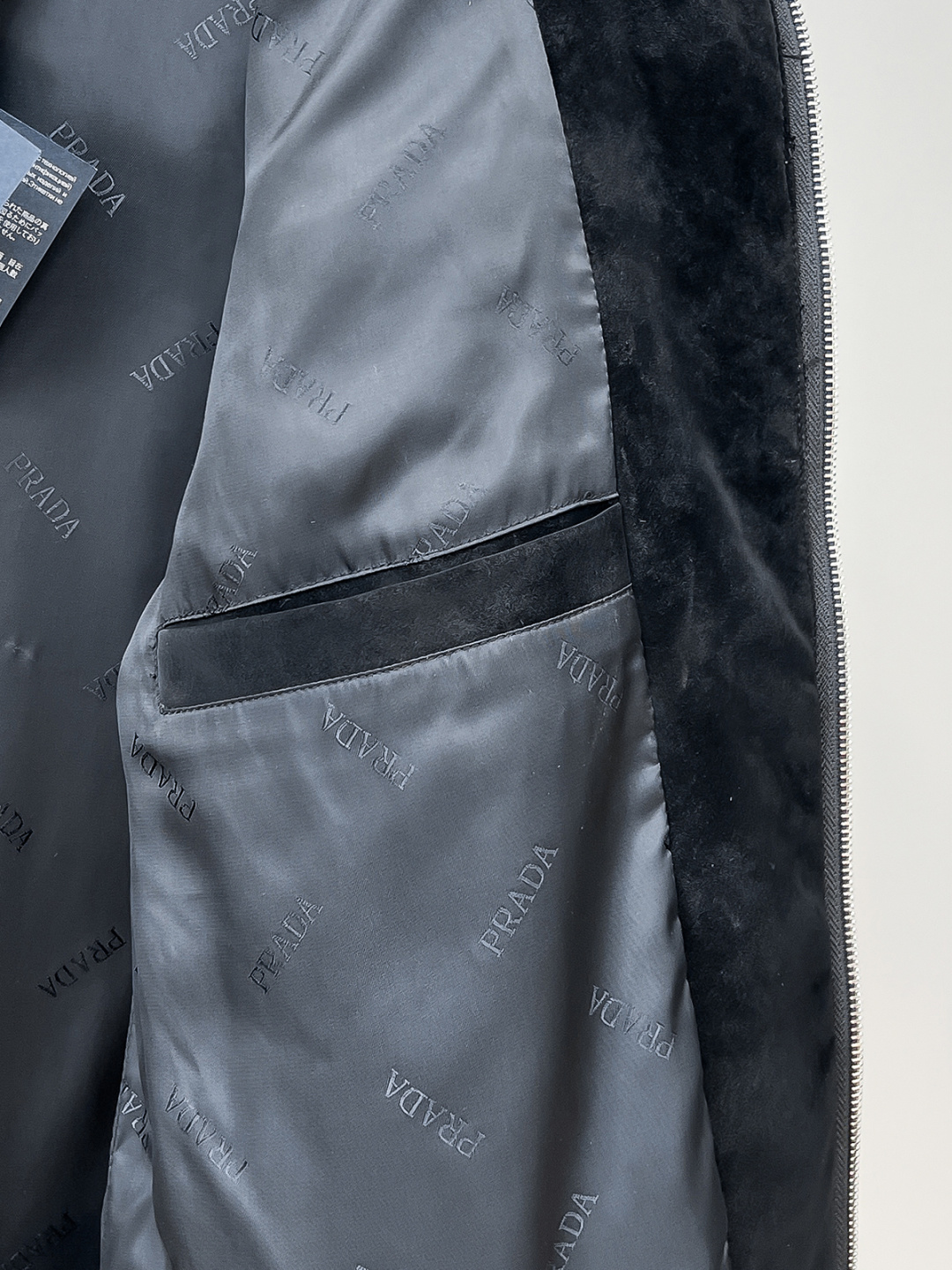 铺拍细节 FWPra-匠心织梦✨源自意大利系列，以匠心独运，经典三角标为您打造不凡的衣橱新宠。2025双