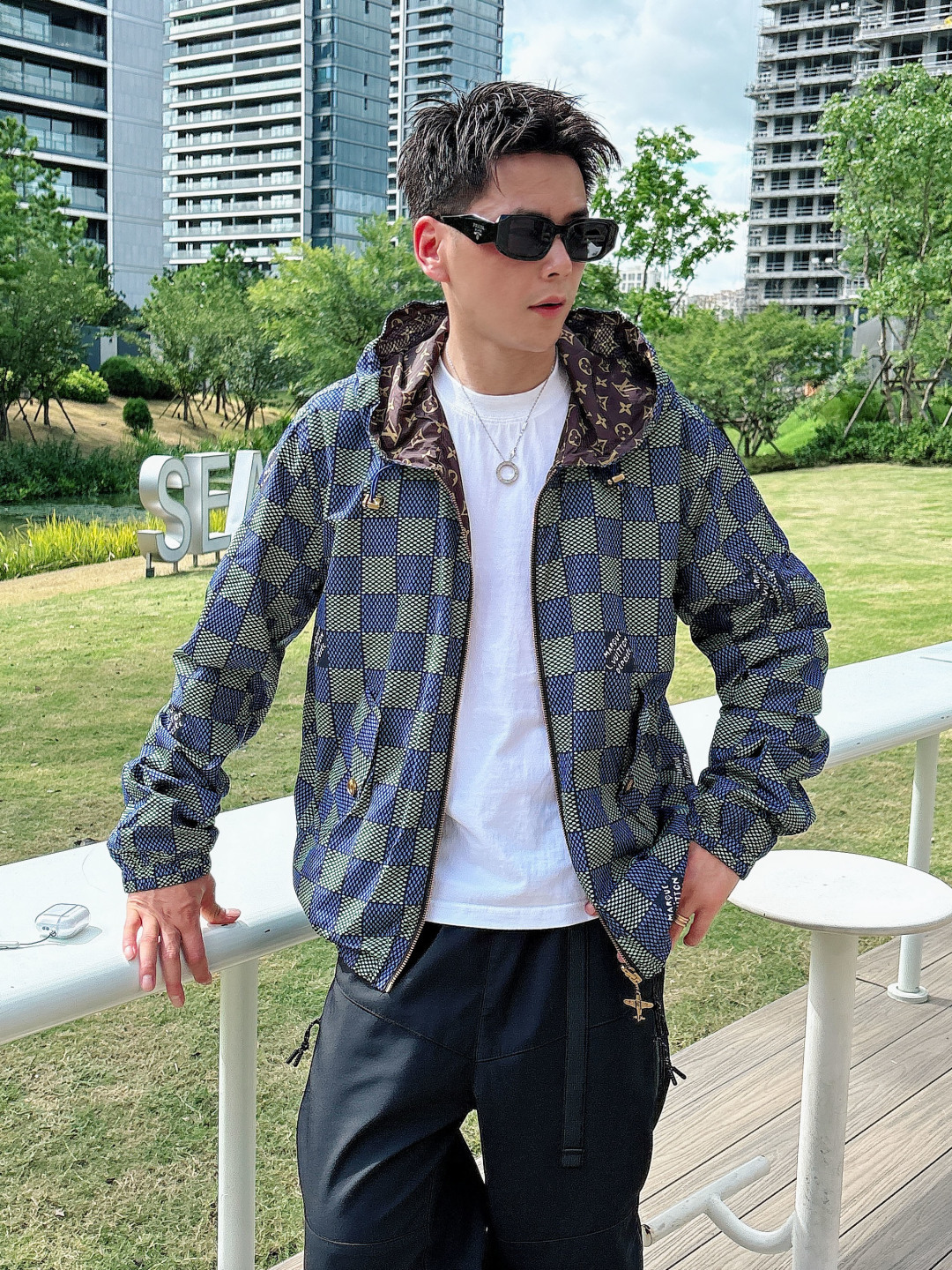 NO:517337,Model photos (double-sided windbreaker jacket) L family men's fashion style lightweight double-sided jacquard jacket, Hong Kong foreign company channel goods, high-end tasting products, official cabinet main promotion display, 25-year early spring new product, star-grade hot product!  The overall design style has a strong Philippine label. Creative Director Pharrell Williams has injected new elements into the office. The body uses the collection logo Marque L. Vuitton Déposée and classic chessboard pattern elements, perfectly mixed and shaped, with a distinctive recognition, a profound fashion charm, and also a soul-like display!  The overall shape is designed with a double-sided combination. On the one hand, it uses classic checkerboard elements, a very recognizable woven pattern, a strong retro and fashionable tone, and on the other hand, it is an iconic signature presbyterian element. Both pattern designs highlight the brand identity and are a soul-like embellishment!  The model dominated by fabrics and craftsmanship, Japan Toray customized high-tech functional fabrics, which have excellent wind and waterproof properties, can effectively block wind and rain. After special processing, it has excellent wrinkle resistance and wear resistance, and at the same time it has excellent breathability. The texture is extremely delicate and slightly smooth, and there is no doubt about comfort!  The details are exquisite and exquisite, and the auxiliary materials are exclusively customized. The unique bronze zipper is very important. The fashionable hooded design is full of upper body shapes and is a jacket that easily highlights temperament and tastes. The fashionable styling design provides strong shaping. It is both urban business commuting and leisure, and can easily control various body shapes, which meet the needs of the transition season!  Size S-XL, louis vuitton, jackets & coats, jackets & coats, hats, alexander wang19860909模特图（双面风衣夹克）L家族男士时装款轻便双面提花夹克外套,香港洋行渠道货,高端品鉴级产物,官柜主推展示,25年早春新品,明星级爆款！ 整体的设计风格有着强烈的菲董标签,创意总监Pharrell Williams的上任注入了全新的元素,衣身运用了典藏标识Marque L. Vuitton Déposée及经典棋盘格图案元素,完美混搭融合塑造,辨识度颇为鲜明,颇具深厚的时装韵味,同时亦属于灵魂式的彰显！ 整体采用造型采用双面组合设计,一面运用了经典棋盘格元素,非常具有辨识度的色织图案,颇浓浓的复古时髦腔调,一面为标志性招牌老花元素,两面图案设计皆彰显了品牌身份,属于灵魂式的点缀！ 以面料和工艺为主导的款,日本东丽公司订制高科技功能性面料,具备卓越的防风防水属性,能够有效阻挡风雨侵袭,经过特殊工艺处理,有着优良的抗皱性和耐磨性,同时又兼具优越的透气性,质感极为细腻略带光滑,舒适性方面毋庸置疑！ 细节精湛考究,辅料皆为专属定制,个性十足的古铜拉链非常加分,时尚连帽的设计,上身型款十足,极易凸显气质品味的一款夹克,时髦造型设计提供了极强的塑造性,都市商务通勤与休闲兼备,轻松驾驭各种身型,符合穿搭符合过渡季的需求单品！ 尺码S-XL,,louis vuitton,jackets & coats,jackets & coats,hats,alexander wang,Men's clothing