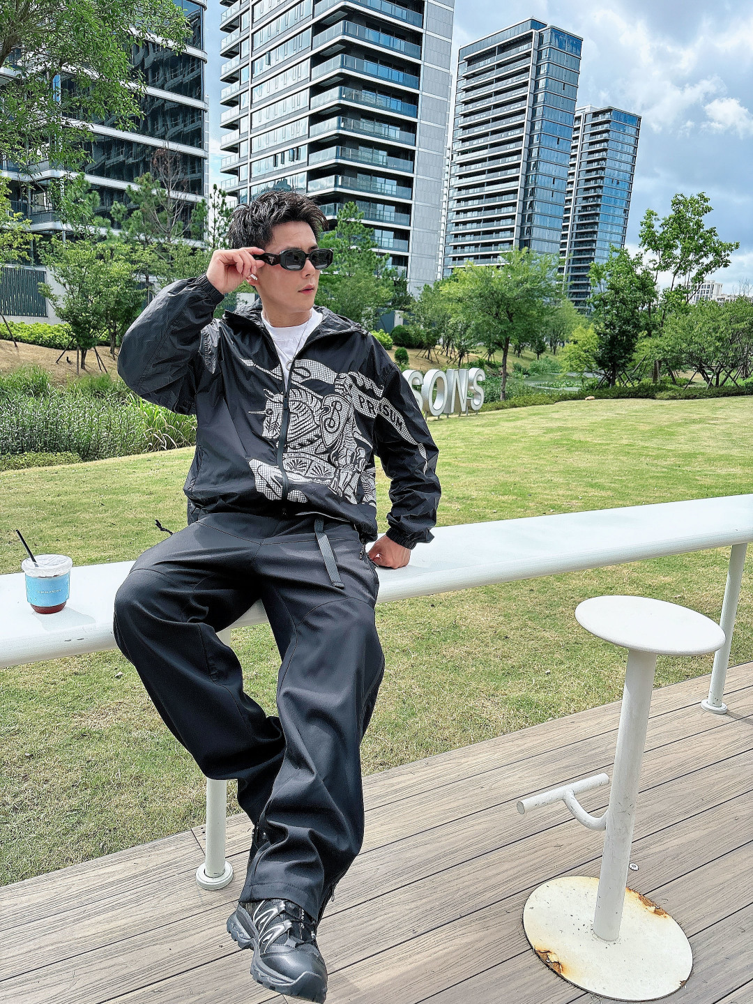 NO:549757,Model drawings Burber Equestrian Knight Logo Shock Jacket Jacket The fabric is made of high-quality nylon fabric, with lightness, LL1670350 wear resistance, windproof and waterproof, which is very suitable for making casual jackets. In the fabric treatment, special waterproof coating treatment technology is used to enhance its waterproof performance. Cut and sew the fabric into the required shape and size according to the design drawings. Use advanced sewing equipment and technology to sew the fabric together to form the overall structure of the jacket. During the sewing process, special attention is paid to details, such as sewing of zippers, pockets, cuffs, etc., to ensure its firmness and aesthetics. A very accurate restoration of logo patterns is required. Logo and printing treatment Decorate the Equestrian Knight logo (EKD) and B-shaped zipper heads on the jacket through glue printing to highlight the brand characteristics.  Printing treatment uses environmentally friendly and washable pigments to ensure that the printing is long-lasting and bright. The drawstring hood and hem design can adjust the tightness according to weather changes to provide better protection. Back-fitting and inspection The sewn jacket is processed afterwards, such as ironing, thread removal, etc., to make it more flat and beautiful. Strict quality inspection SIZE:S-XL,,burberry, jackets & coats,jackets & coats,hats,alexander wang19860909模特图 Burber马术骑士徽标 冲锋衣夹克外套 面料由高品质的尼龙面料,具有轻盈、LL1670350耐磨、防风防水等特性,非常适合制作休闲夹克. 在面料处理上,采用特殊的防水涂层处理技术,以增强其防水性能. 裁剪与缝制 根据设计图纸,将面料裁剪成所需形状和尺寸. 使用先进的缝制设备和技术,将面料缝制在一起,形成夹克的整体结构. 在缝制过程中,特别注意细节处理,如拉链、口袋、袖口等部位的缝制,确保其牢固度和美观度. 需要非常精准的还原徽标图案 徽标与印花处理 通过胶浆印花将马术骑士徽标（EKD）和B字型拉链头装饰在夹克上,彰显品牌特色. 印花处理采用环保、耐洗的颜料,确保印花持久、鲜艳. 抽绳式连帽与衣摆设计,可根据天气变化调整松紧度,提供更好的防护效果. 后整与检验 对缝制好的夹克进行后整处理,如熨烫、去线头等,使其更加平整、美观. 进行严格的质量检验 SIZE:S-XL,,burberry,jackets & coats,jackets & coats,hats,alexander wang,Men's clothing