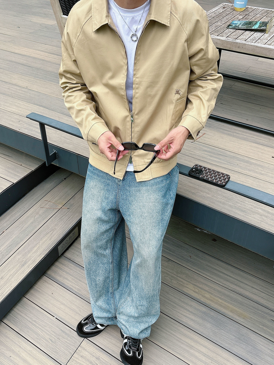 NO:517359,Model Photo Bur (the latest big logo for the high-end collar) (the version of the version) 2025FW early autumn new style released Burberry lapel jacket, autumn hot jacket, plaid inner, war horse embroidered jacket, comfortable and slim when worn, lazy and casual, combined with clean and simple colors, it is particularly pleasing to look at, suitable for daily wear~ I love to launch sports items embellished with vitality prints!  Size S-2XL complete three specifications H2025 new model first launch, burberry, burberry, jackets & coats, jackets & coats, alexander wang19860909模特图 Bur（高版本领口最新大标）（对版版本）2025FW早秋新款发布巴宝莉翻领夹克外套,秋季爆款外套,格子内里,战马刺绣款外套,穿上就是舒适自在又显瘦的存在,慵懒而随性,结合干净简单的色系就特别耐看,适合日常穿着~倾情推出缀饰活力印花的运动单品！ 尺码S-2XL 三标齐全 H2025新款首发,,burberry,burberry,jackets & coats,jackets & coats,alexander wang,Men's clothing